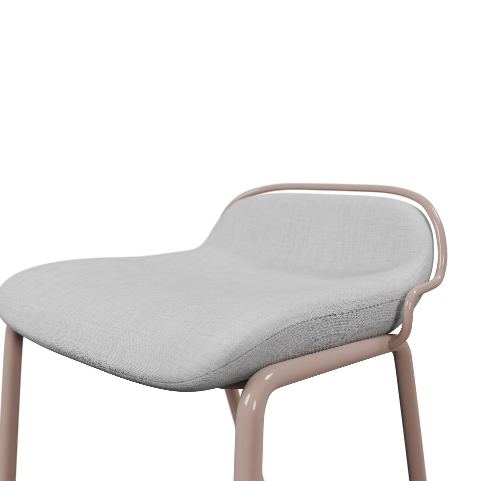 Vimini Sgabello industriale finitura rosa nebbia DUV con tessuto crema realizzato a mano da Fabrice in vendita