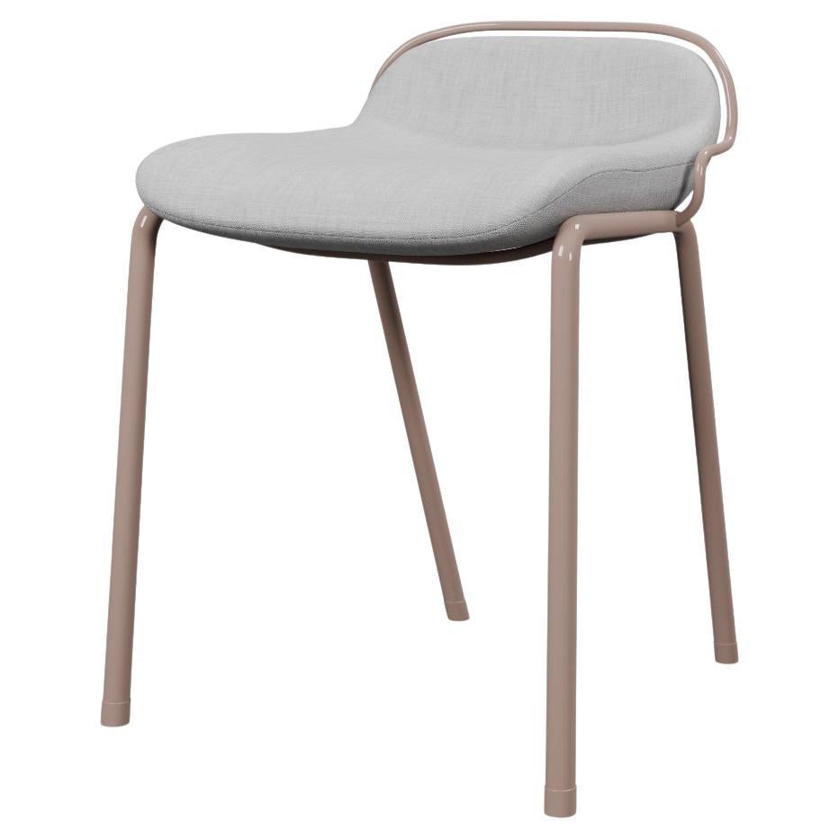 Sgabello industriale finitura rosa nebbia DUV con tessuto crema realizzato a mano da Fabrice