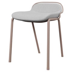 Sgabello industriale finitura rosa nebbia DUV con tessuto crema realizzato a mano da Fabrice