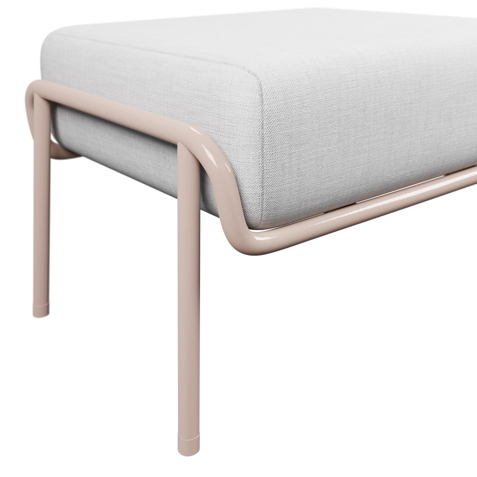 Portugais Ottoman industriel Finition MistRose DUV Tissu crème avec fabrication artisanale Murmurio en vente