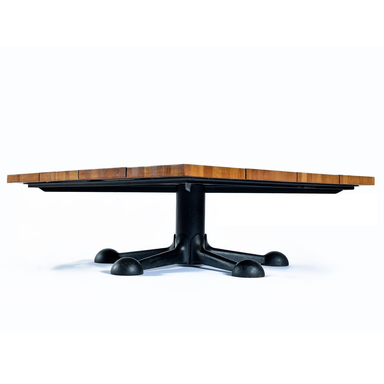Mid-Century Modern Table basse danoise moderne et industrielle à base en jax en fonte et marqueterie de teck massif en vente