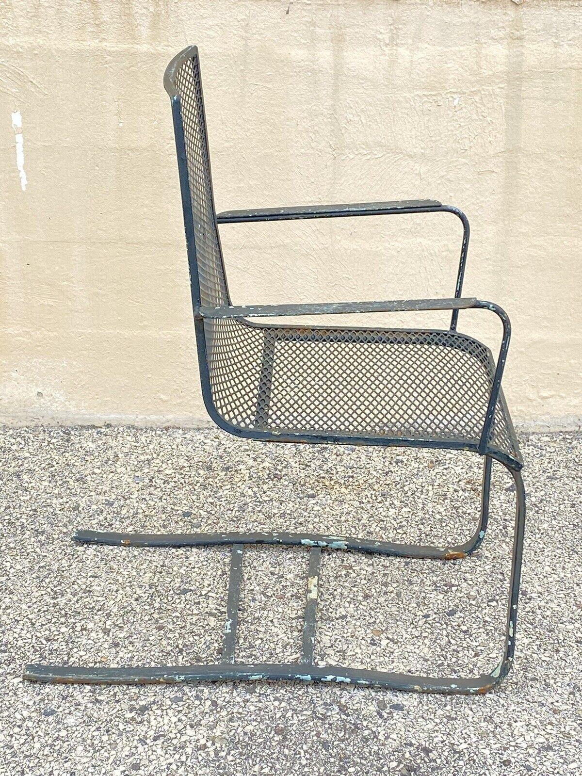 20ième siècle Chaise de jardin patio Cantilever en fer forgé industriel et métal à ressort en vente