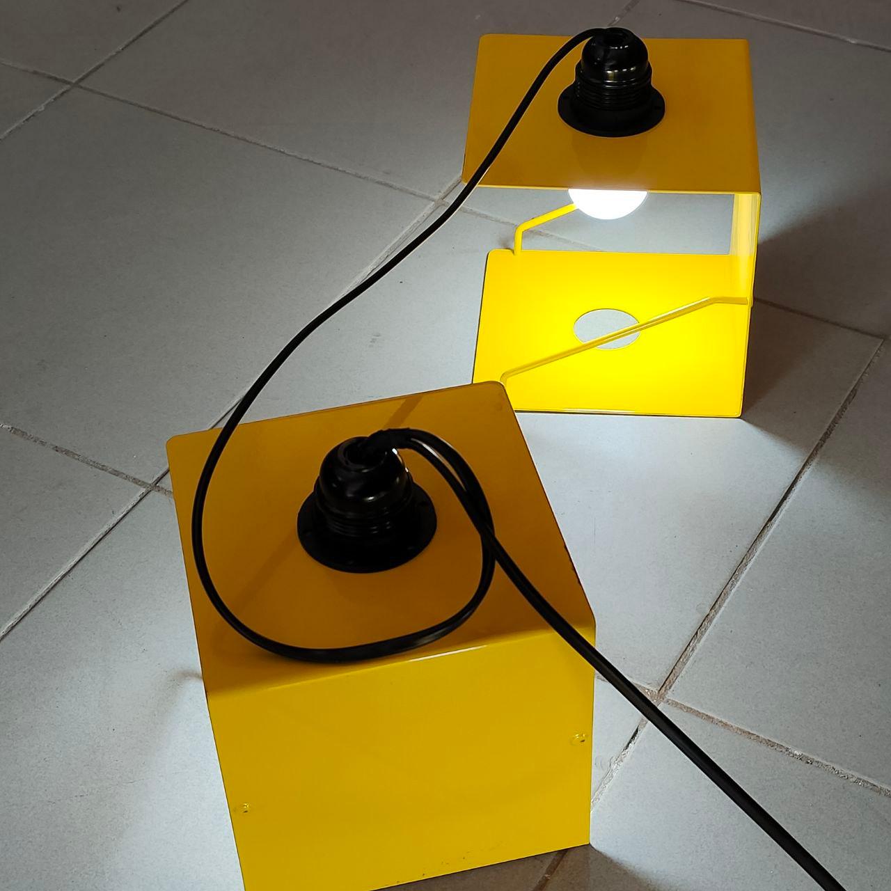 Lámpara de sobremesa industrial modular de metal amarillo de cinco luces, Italia, años 80 Industrial en venta