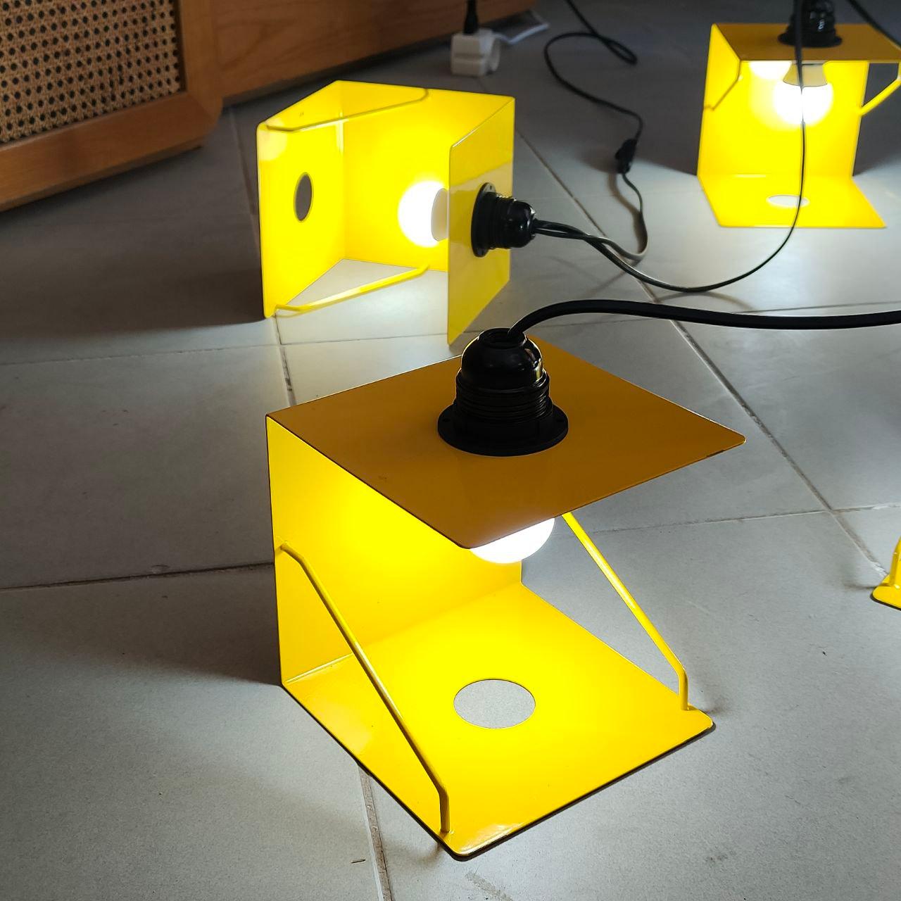 Lámpara de sobremesa industrial modular de metal amarillo de cinco luces, Italia, años 80 Italiano en venta