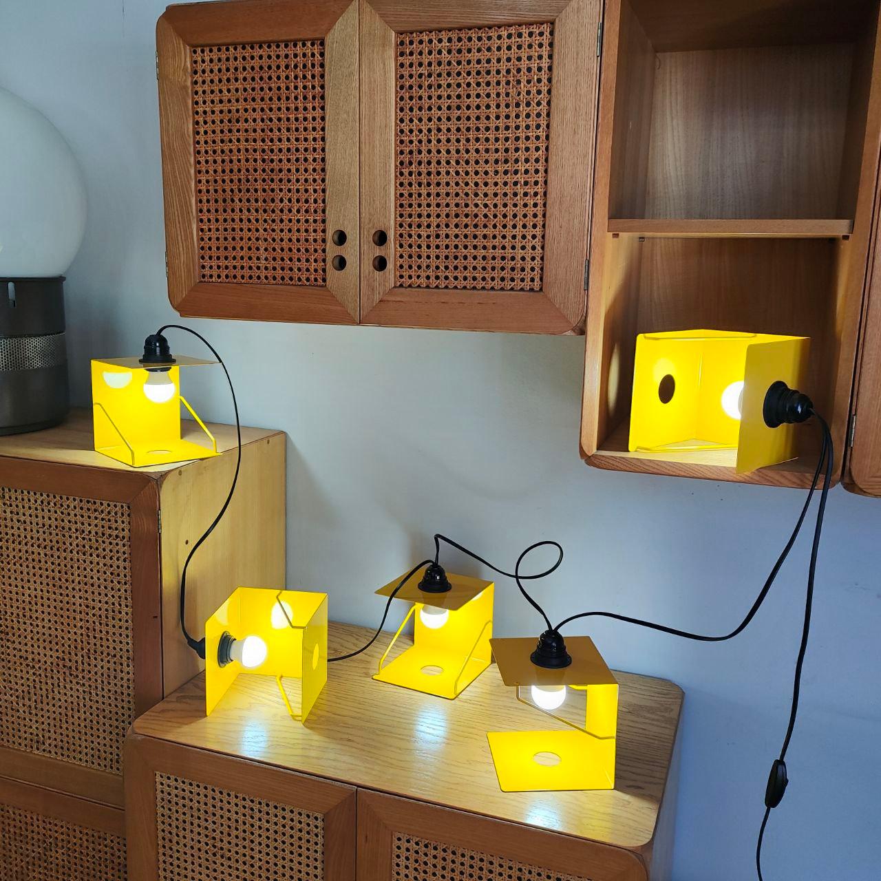 Lámpara de sobremesa industrial modular de metal amarillo de cinco luces, Italia, años 80 finales del siglo XX en venta