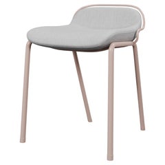 Sgabello industriale con finitura nuda DUV e tessuto crema realizzato a mano da Fabrice