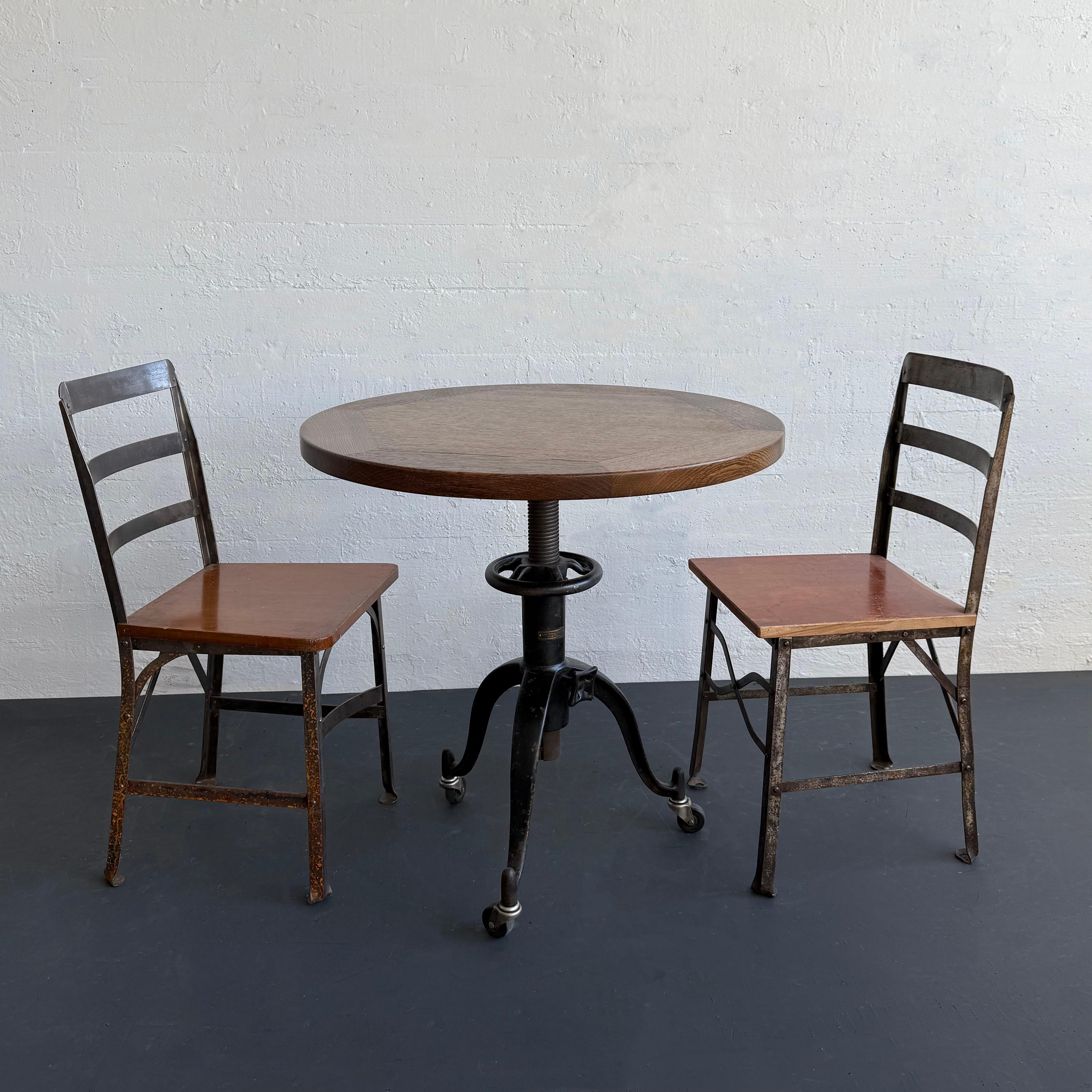 Industrieller Cafe-Tisch aus Eiche und Gusseisen, verstellbar im Zustand „Gut“ im Angebot in Brooklyn, NY