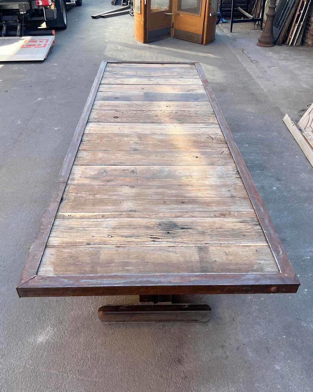 Mesa de comedor industrial de roble y hierro fundido, Francia, S. XX en Bueno estado para la venta en TOURCOING, FR