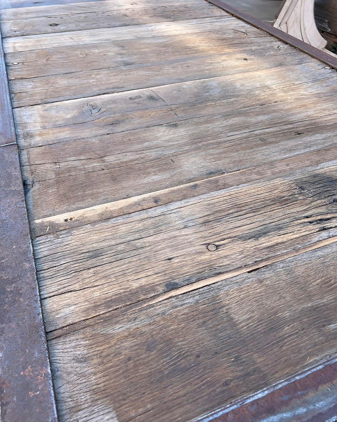 Mesa de comedor industrial de roble y hierro fundido, Francia, S. XX mediados del siglo XX en venta