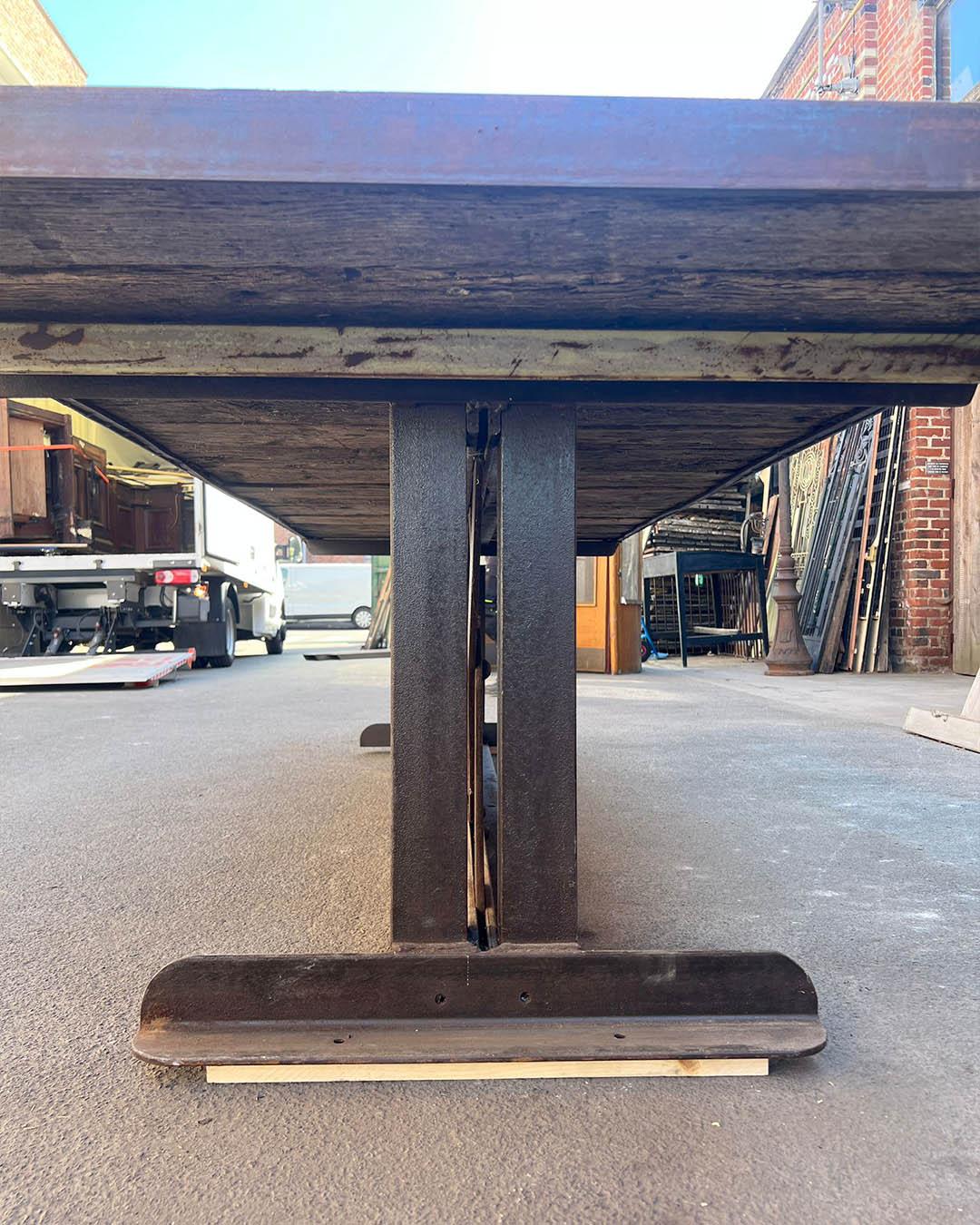 Mesa de comedor industrial de roble y hierro fundido, Francia, S. XX Hierro en venta