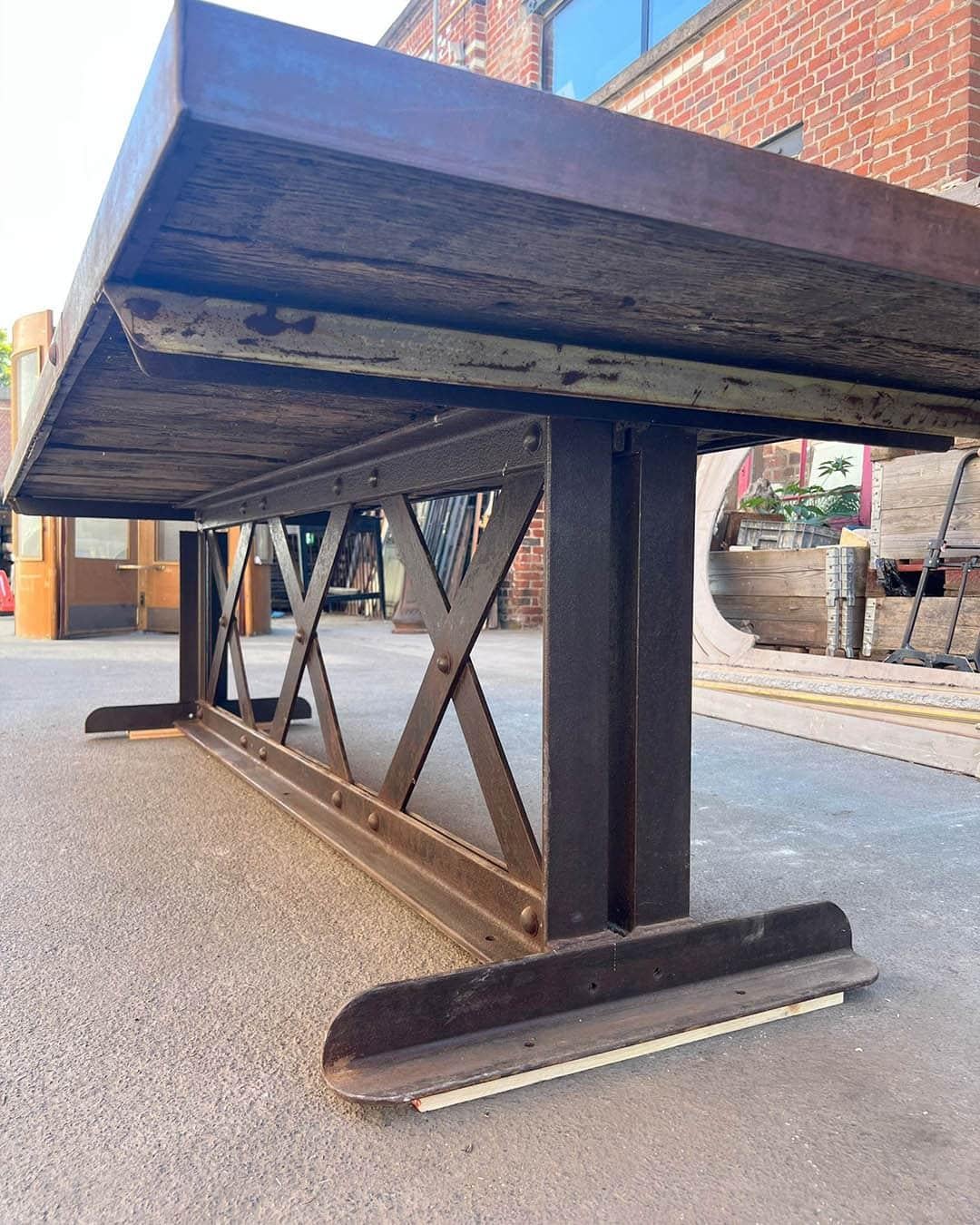 Mesa de comedor industrial de roble y hierro fundido, Francia, S. XX en venta 1