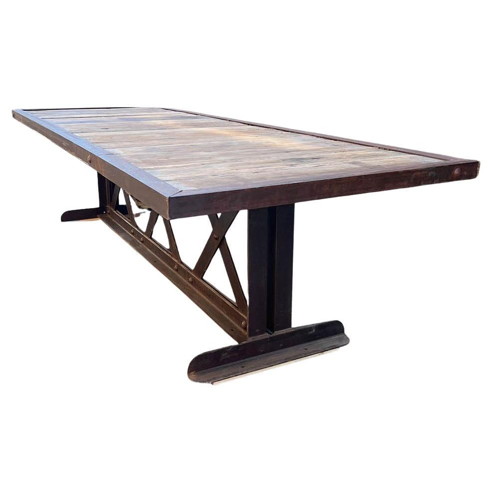 Mesa de comedor industrial de roble y hierro fundido, Francia, S. XX en venta