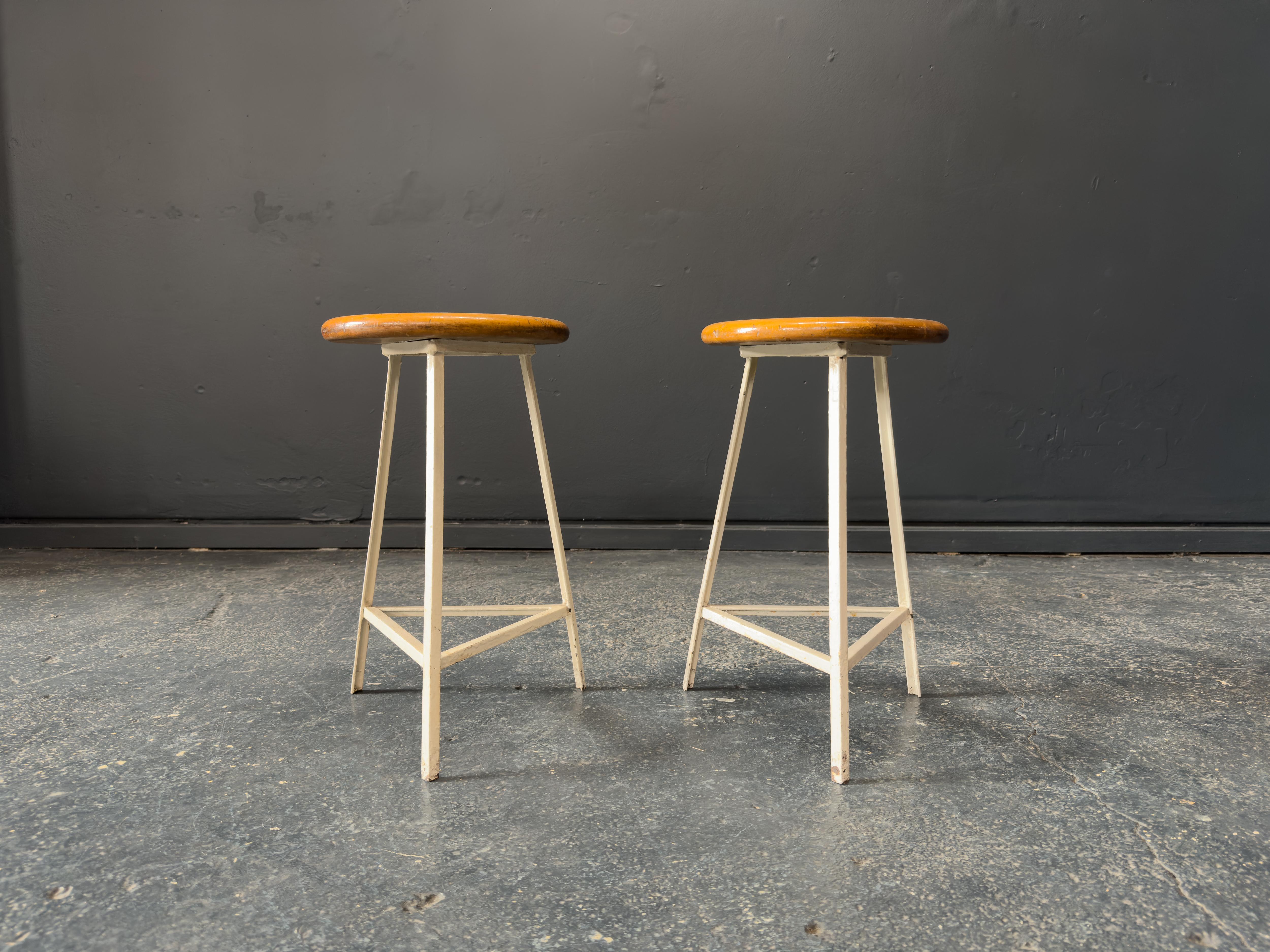 Mid-Century moderno Sgabelli industriali in Oak e metallo in vendita