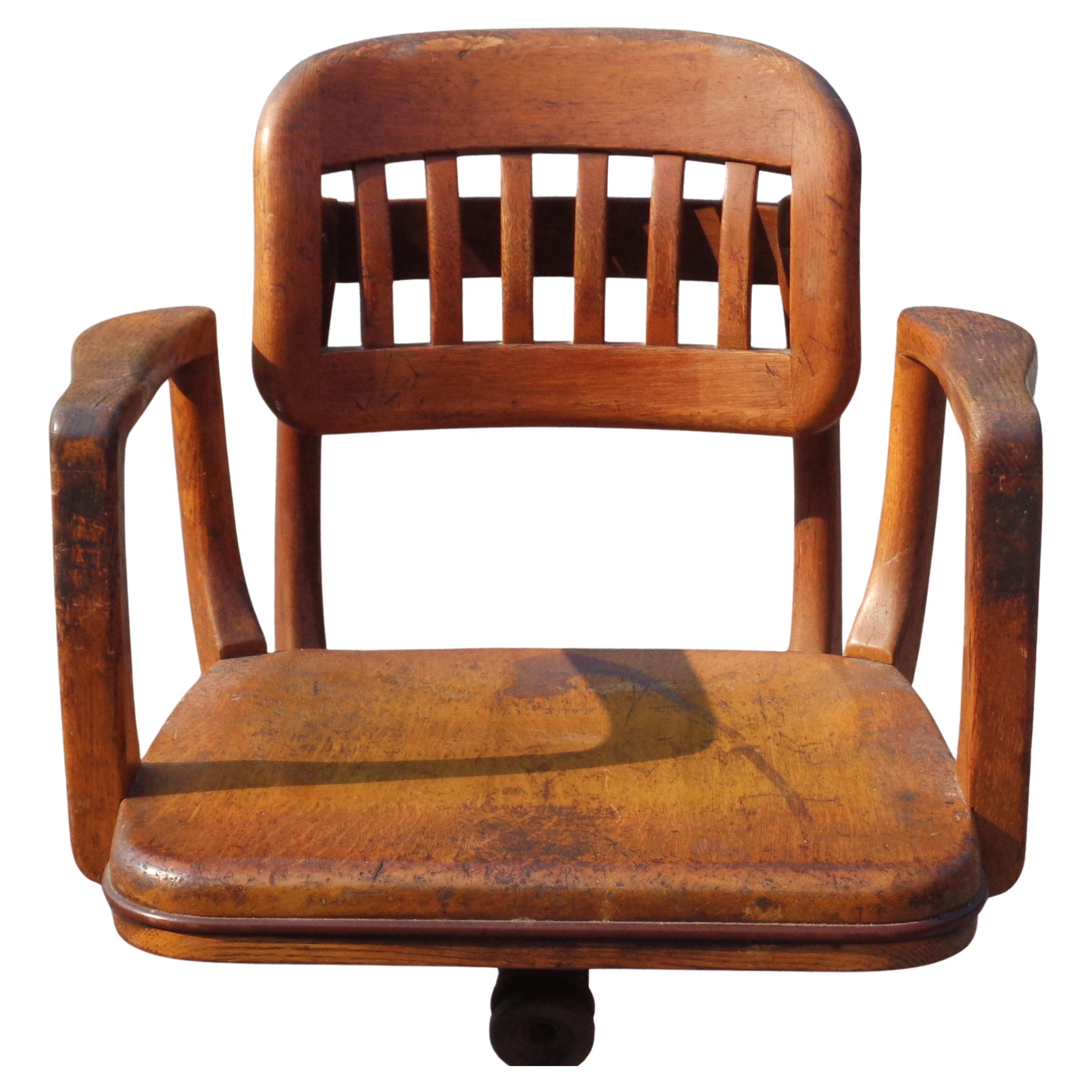 Poltrona da biblioteca girevole in rovere massiccio con schienale inclinabile e meccanismi in ferro sotto la seduta. Prodotto da Sikes Chair Company, Buffalo NY. Firmato con un bottone Sikes (immagini 6 e 7) Circa 1930-1940. Misura 36