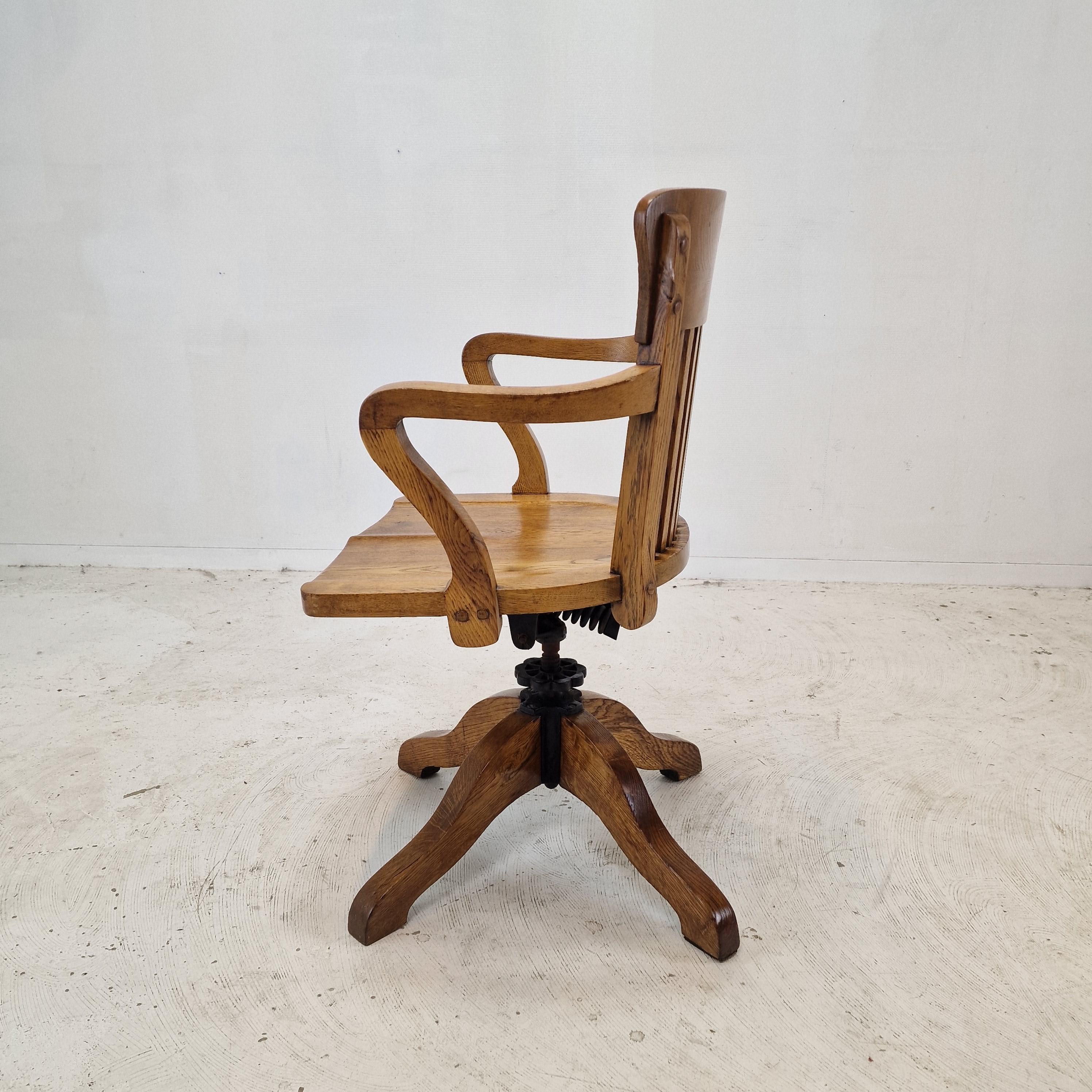 Industrial Oak Swivel Chair, 1900's In Good Condition For Sale In Oud Beijerland, NL