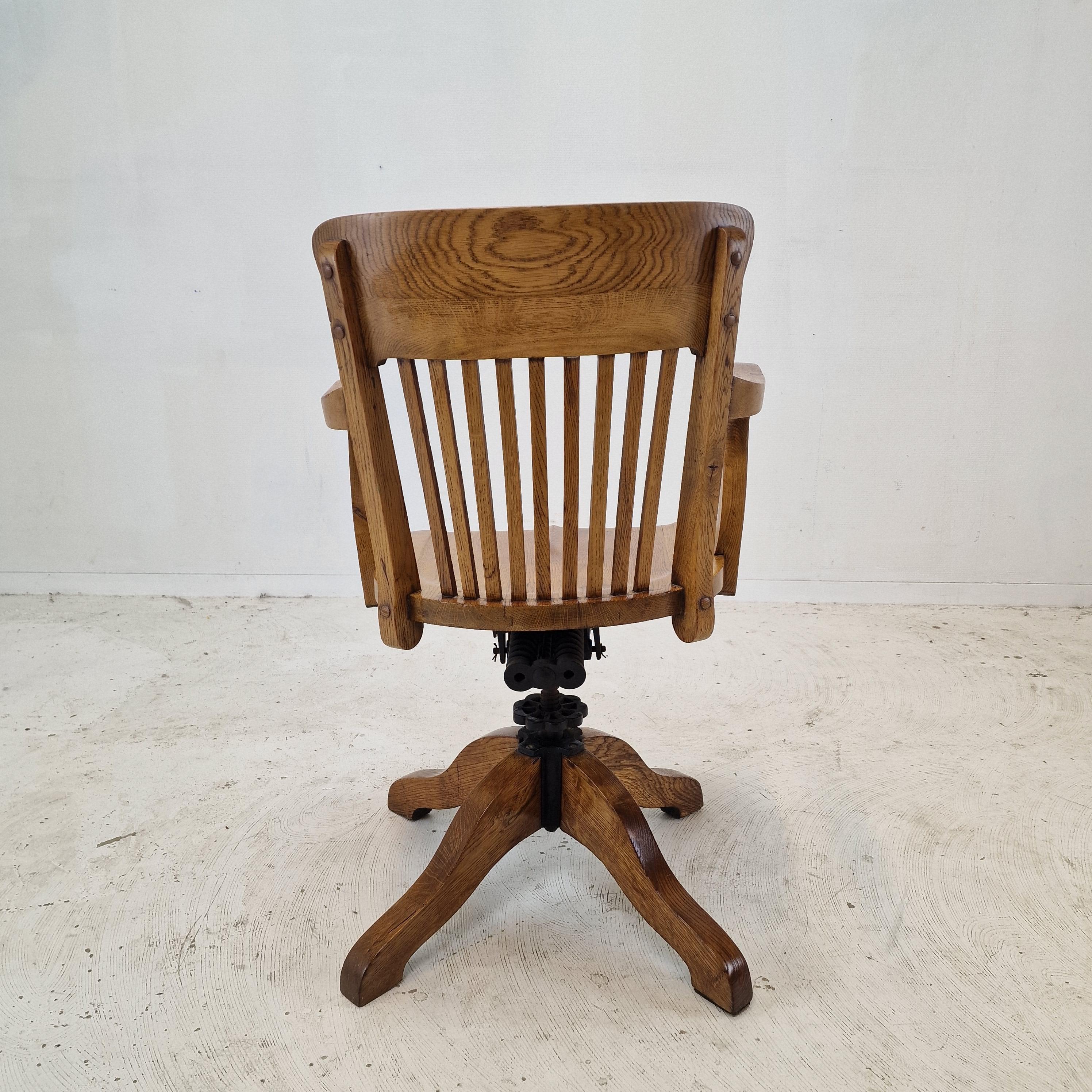Industrial Oak Swivel Chair, 1900's For Sale 1