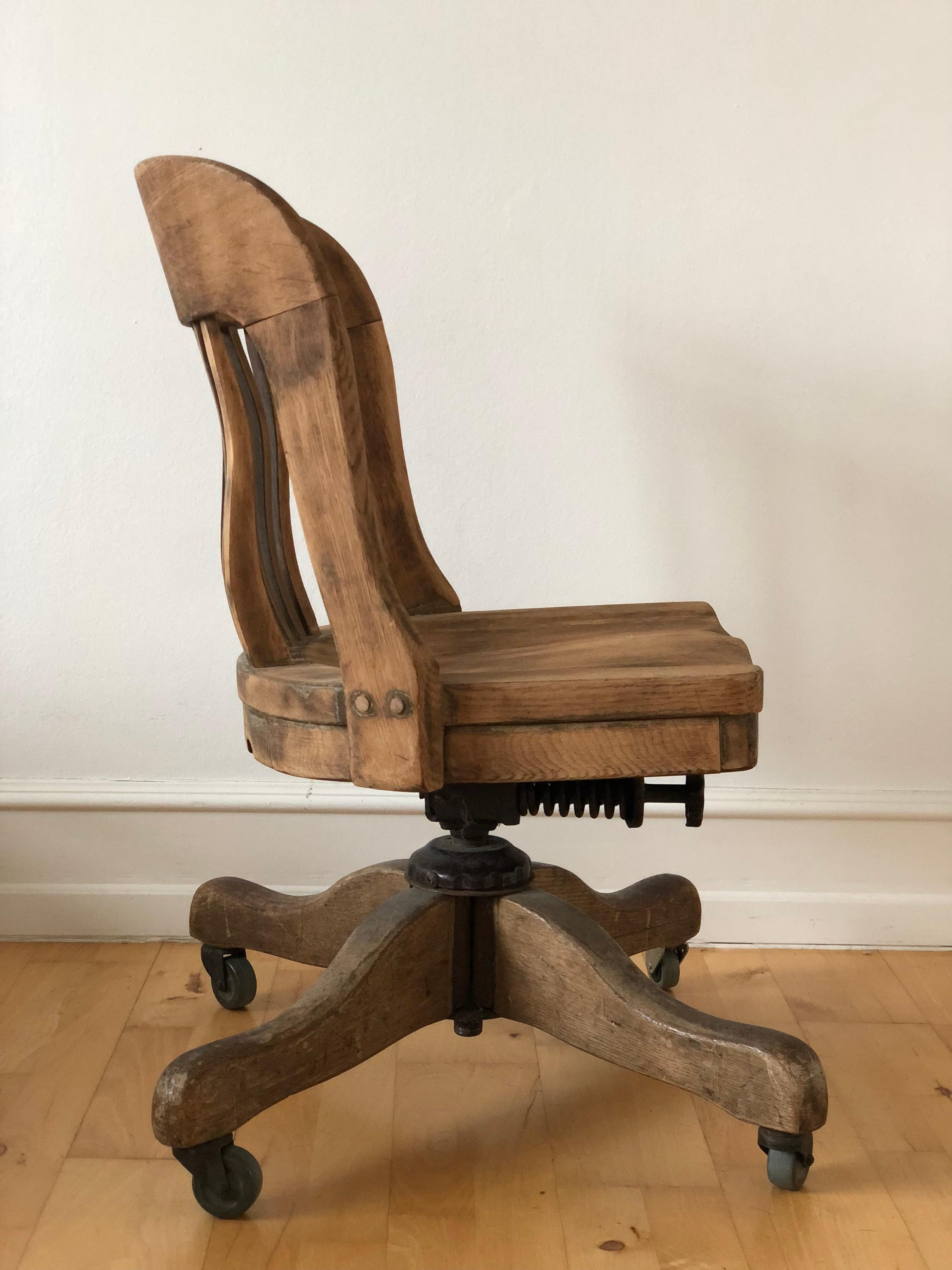 Industrial Oak Swivel Desk Chair with Spindle Back 1920s Germany In Good Condition In Sakskøbing, DK