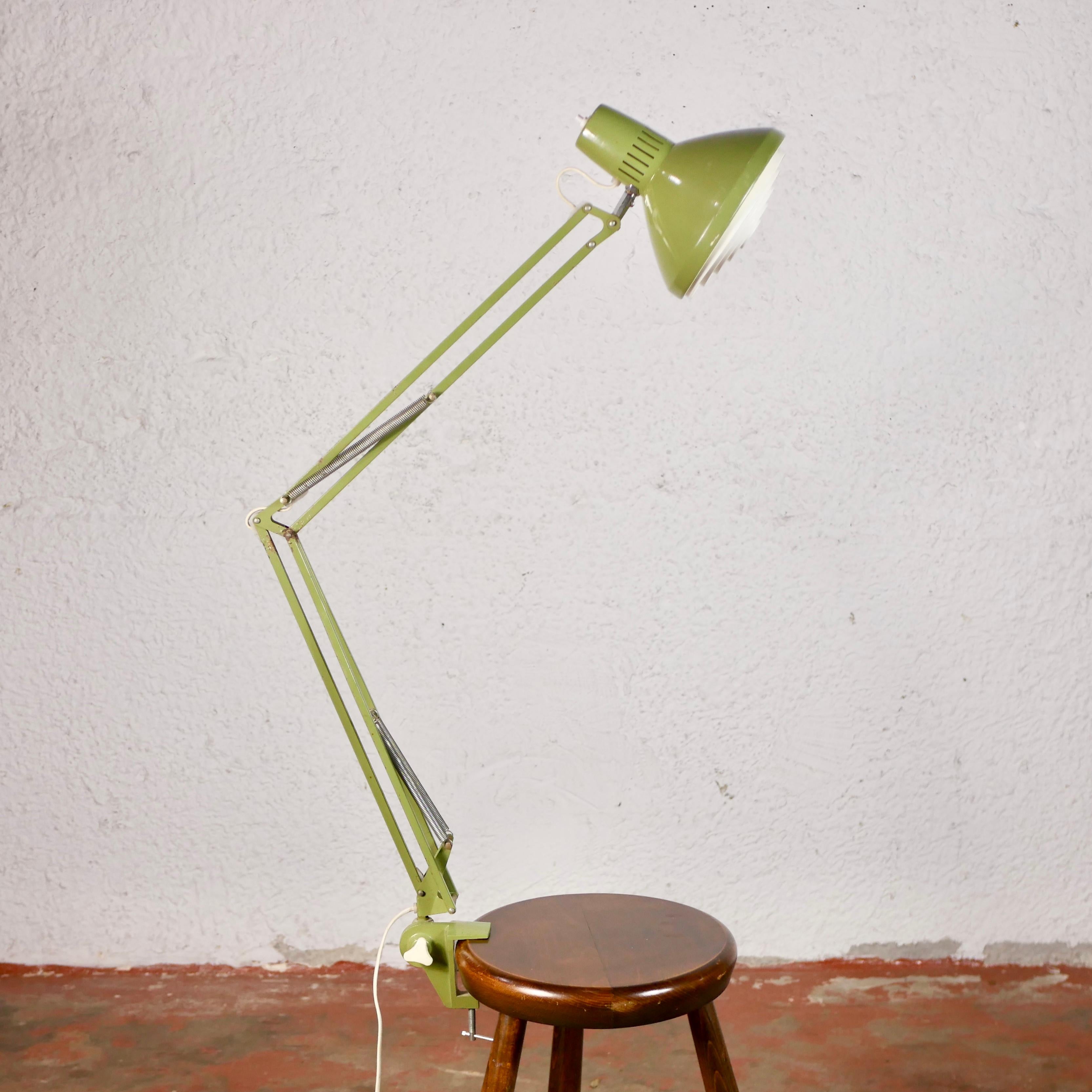 Big articulated desk lamp by Ledu, made in Sweden in the 1970s. Was a workshop lamp before.
Nice patina.
2 arms of 50cm each, head around 20cm.