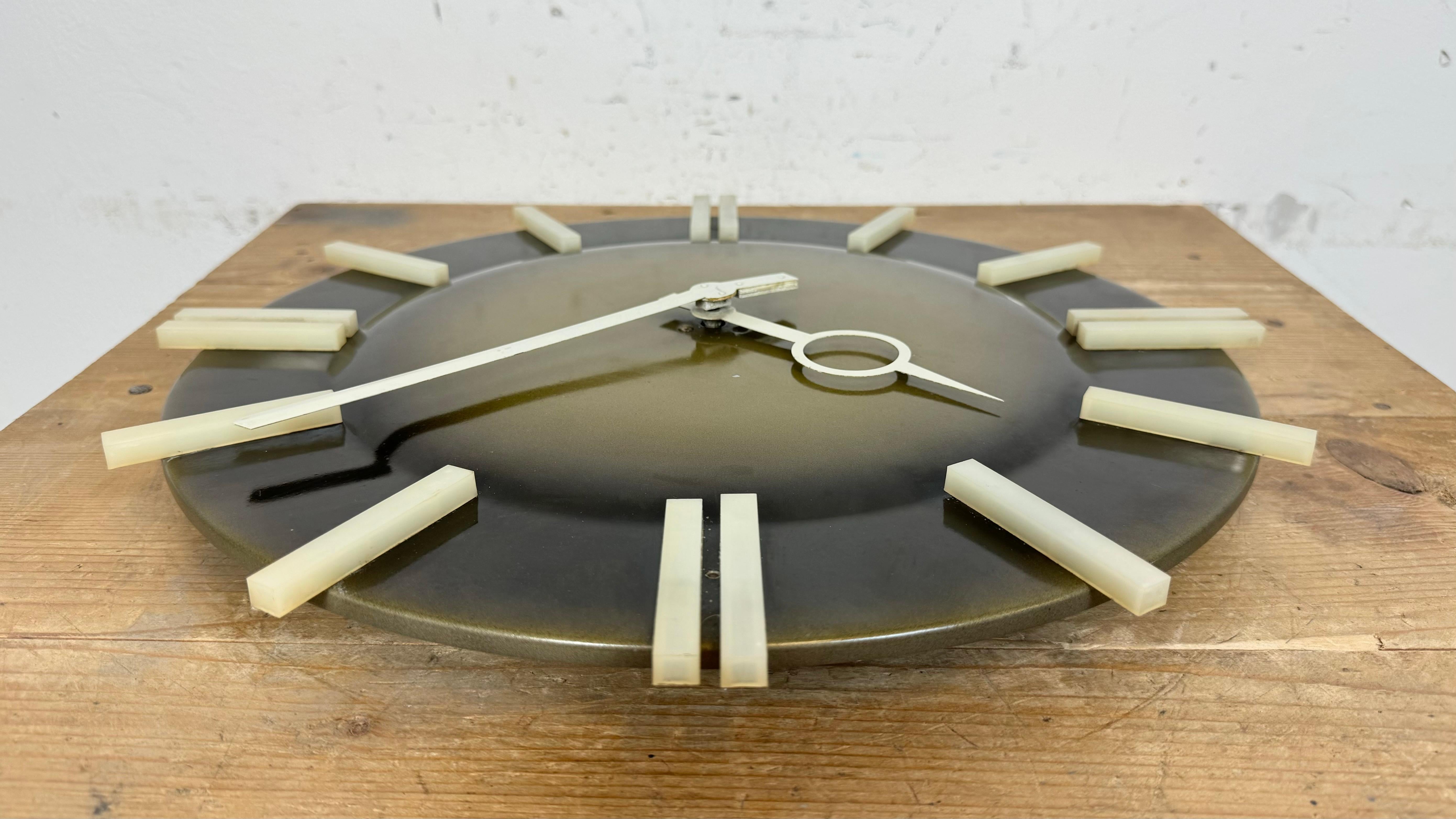 Industrial Office Wall Clock from Pragotron, 1970s For Sale 4