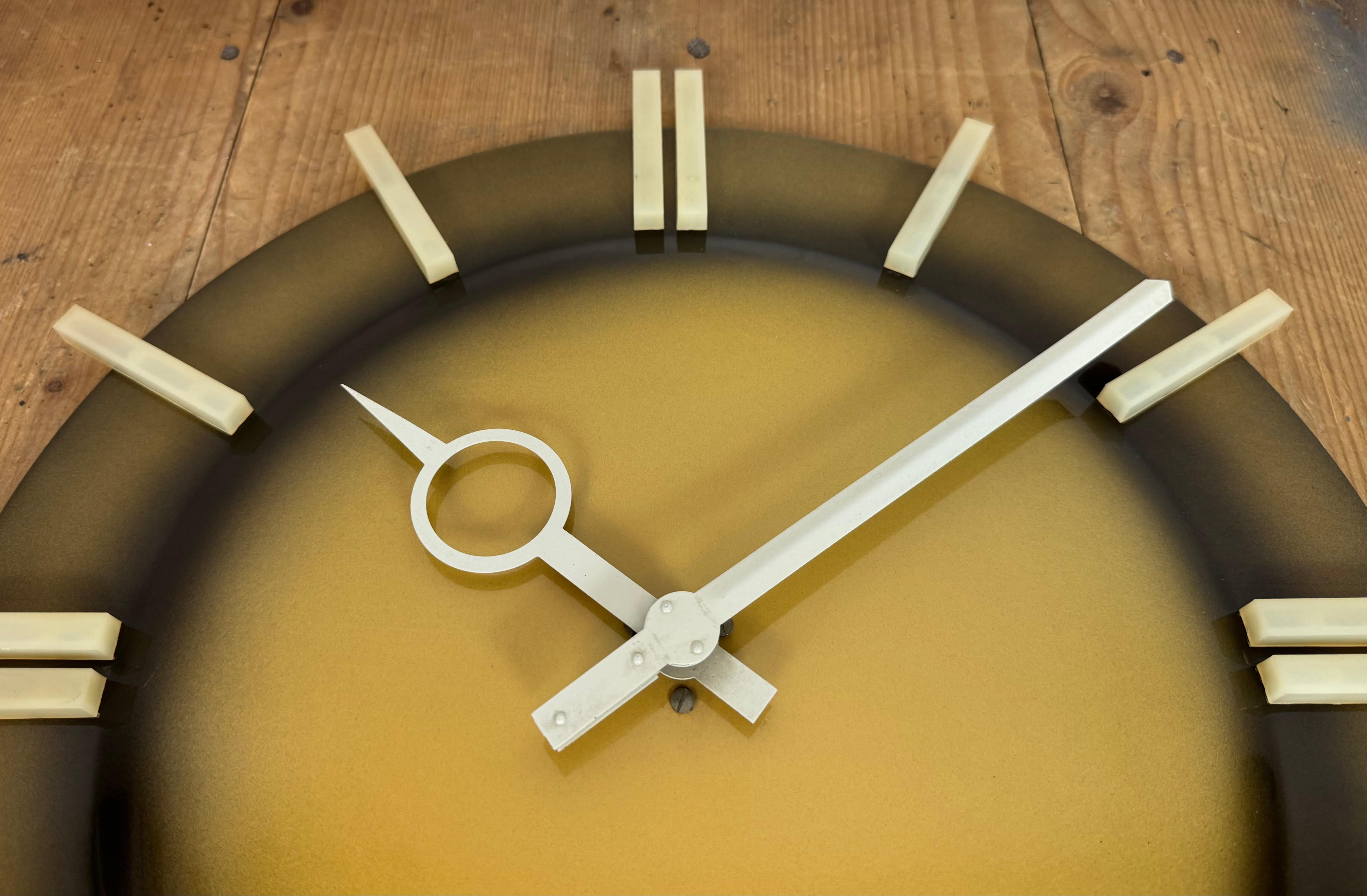 Reloj de pared de oficina industrial de Pragotron, años 70 en venta 3