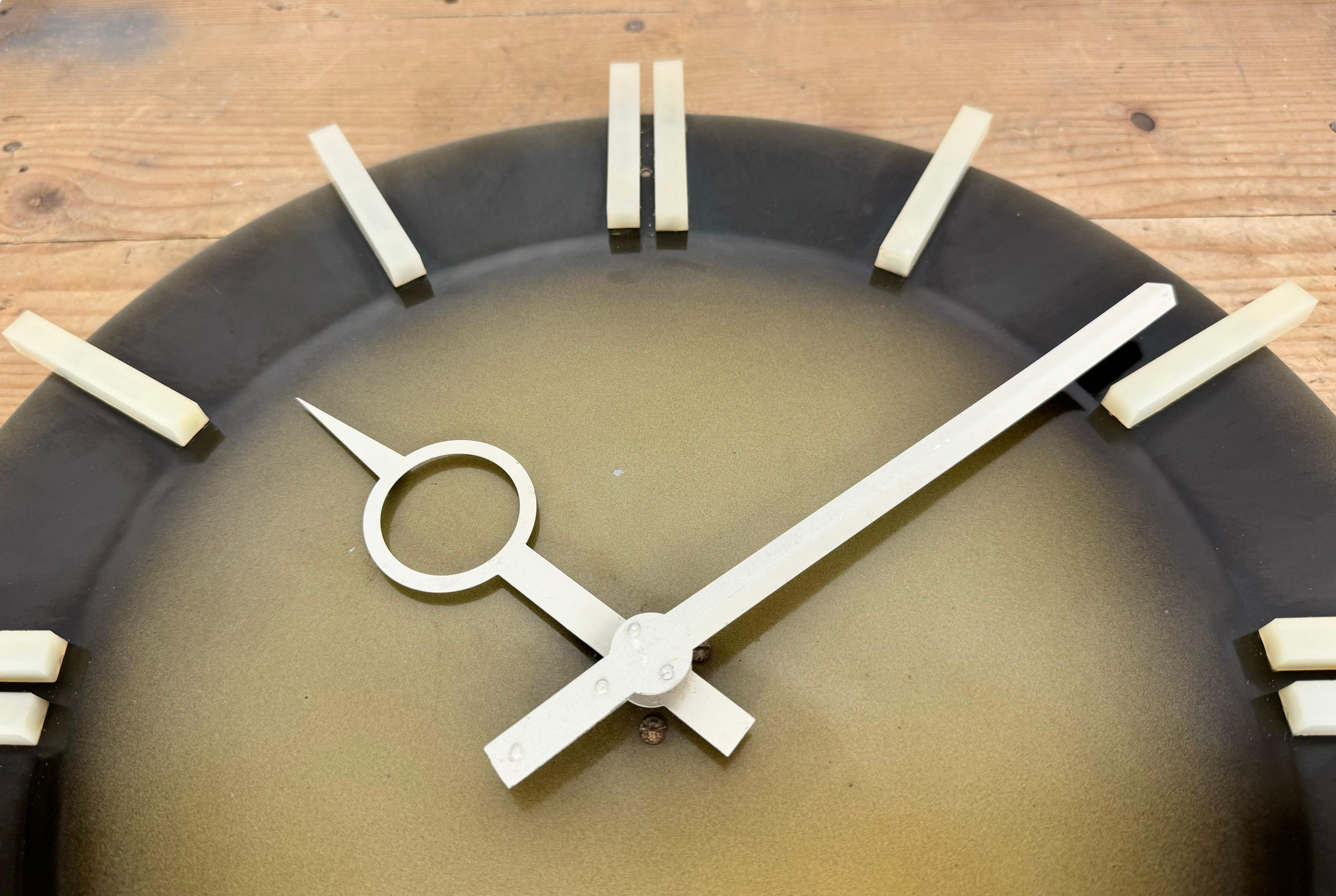Industrial Office Wall Clock from Pragotron, 1970s For Sale 6