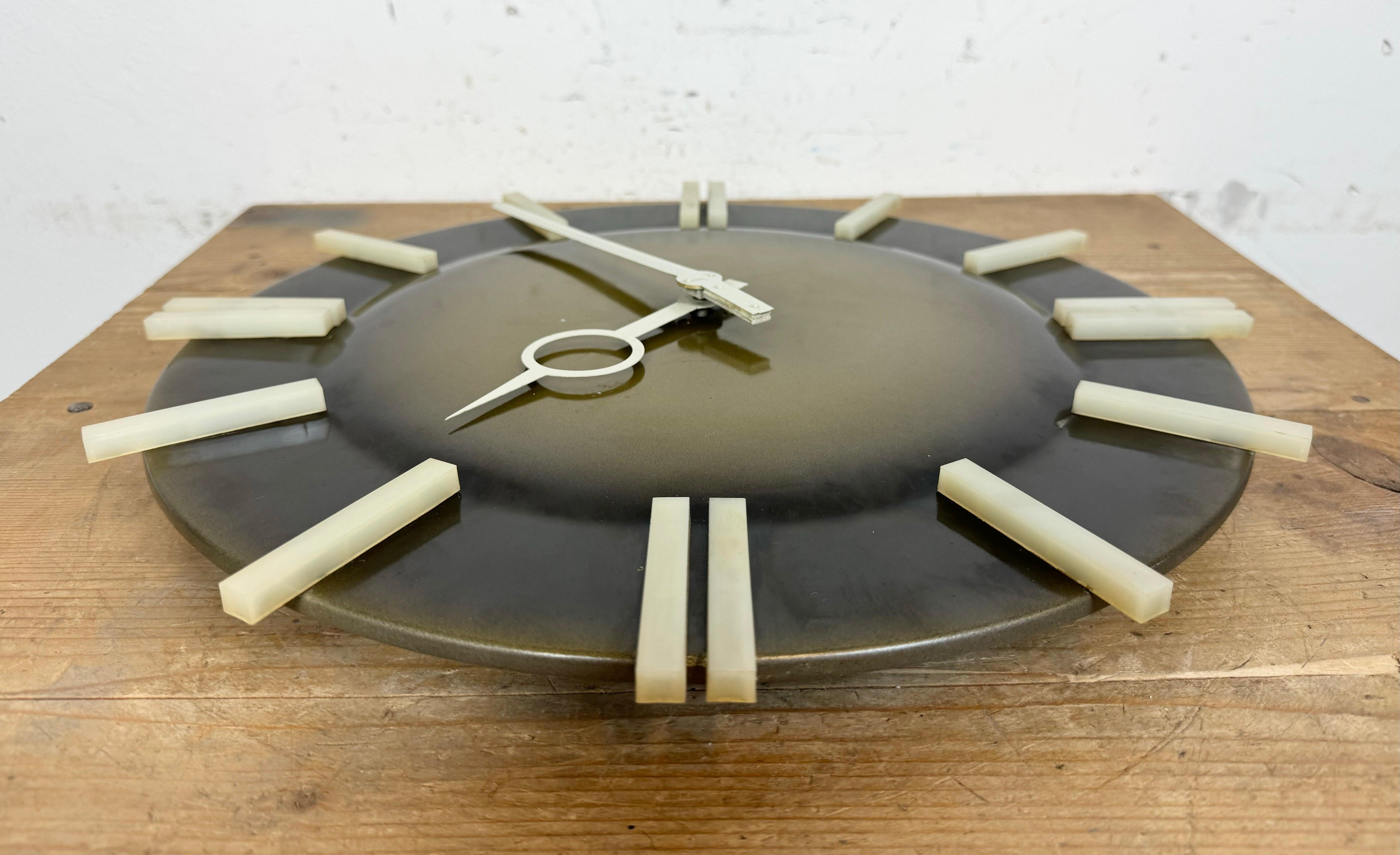 Industrial Office Wall Clock from Pragotron, 1970s For Sale 7
