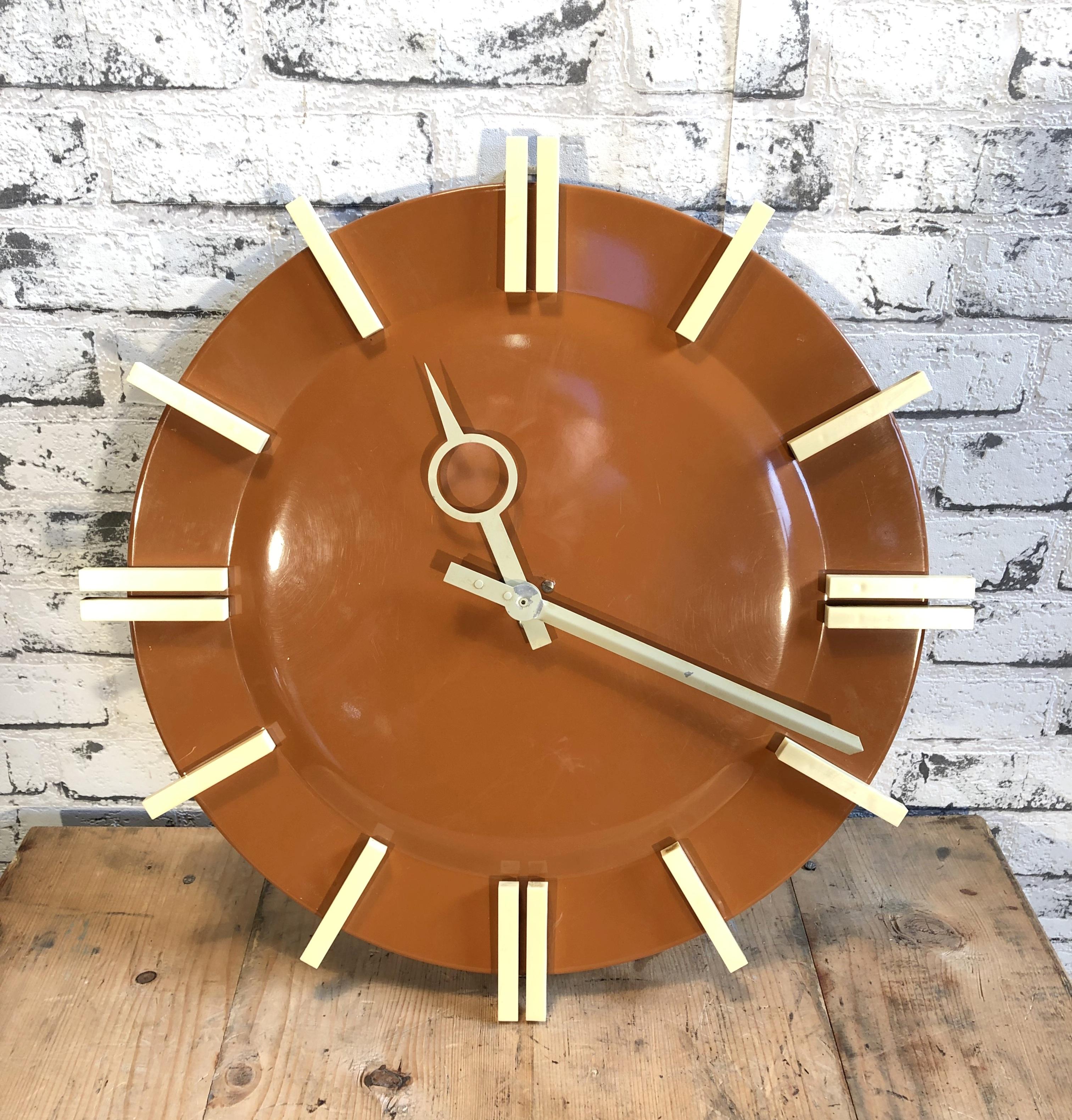 Pragotron PPH 413 is a type of indoor secondary clock. Was produced during the 1970s in former Czechoslovakia. Clock face with white plastic numerals is made from aluminum and has brown color. Diameter is 43 cm. The piece has been converted into a