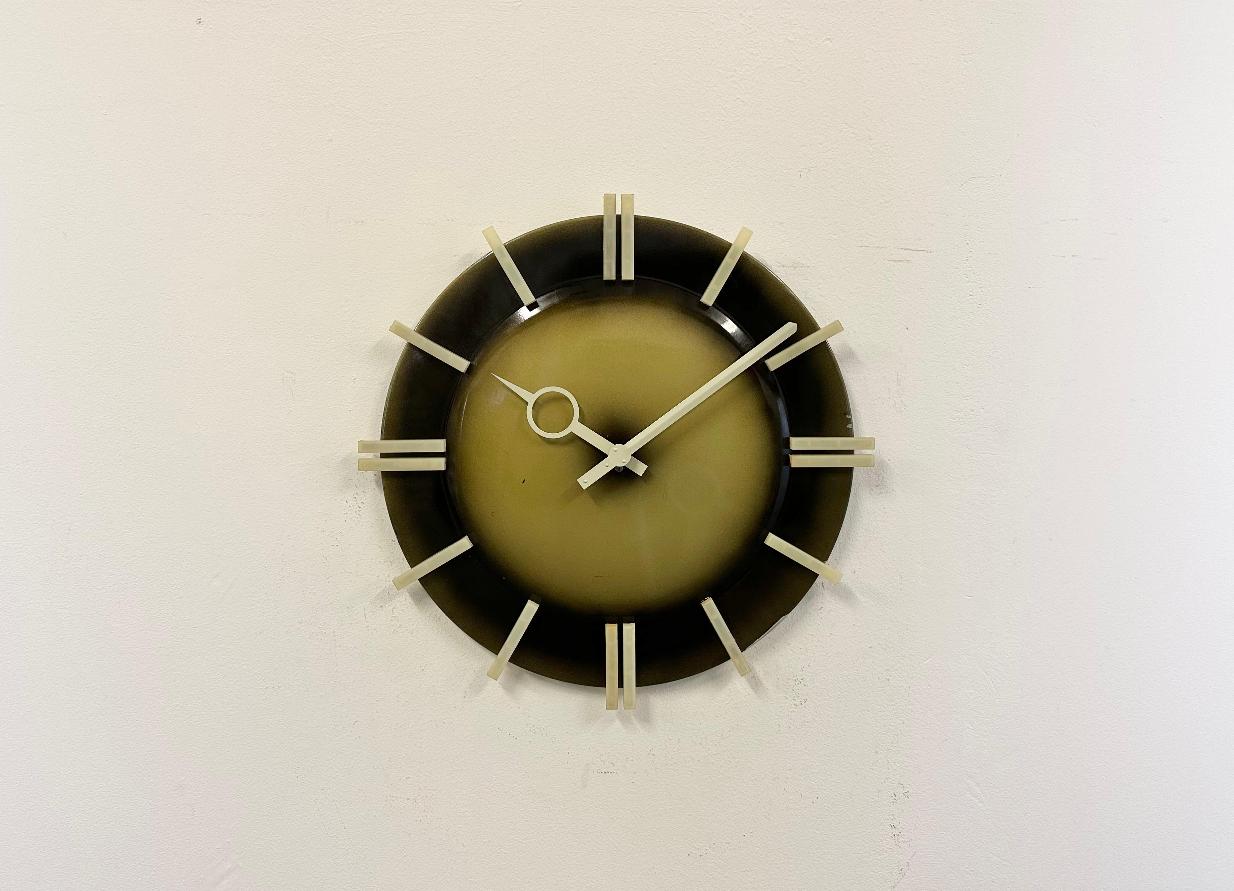 Pragotron PPH 413 is a type of indoor secondary clock. Was produced during the 1970s in former Czechoslovakia. Clock face with white plastic numerals is made from aluminum. Diameter is 43 cm. The piece has been converted into a battery-powered