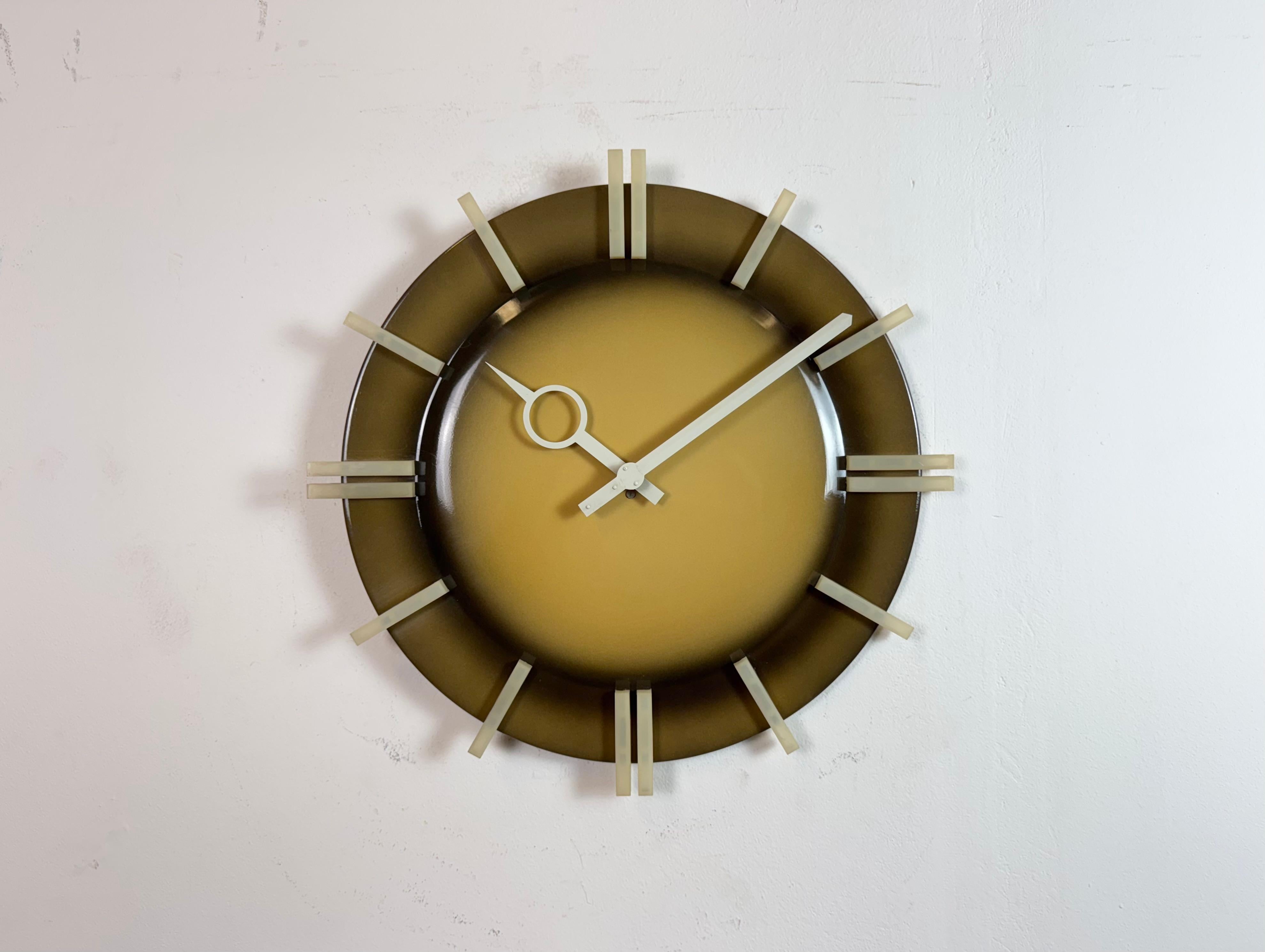 El Pragotron PPH 413 es un tipo de reloj secundario de interior. Se fabricó durante la década de 1970 en la antigua Checoslovaquia. La esfera del reloj con números de plástico blanco es de aluminio. El diámetro es de 43 cm. La pieza se ha convertido