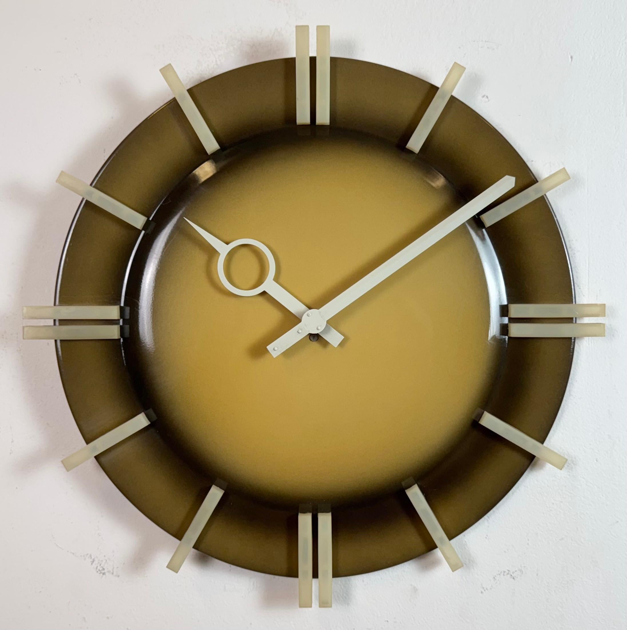 Reloj de pared de oficina industrial de Pragotron, años 70 Industrial en venta