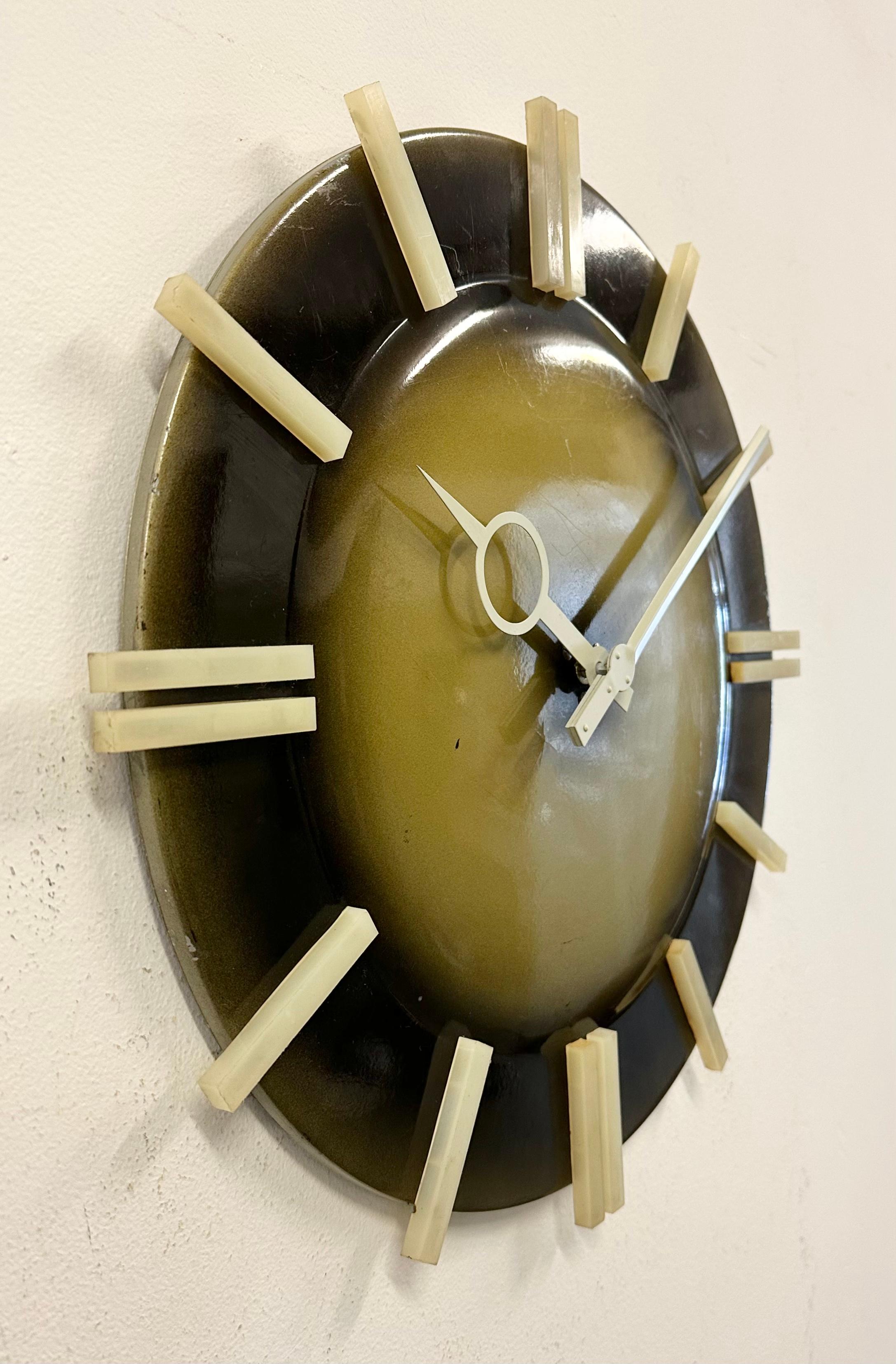 Industrial Office Wall Clock from Pragotron, 1970s In Good Condition For Sale In Kojetice, CZ