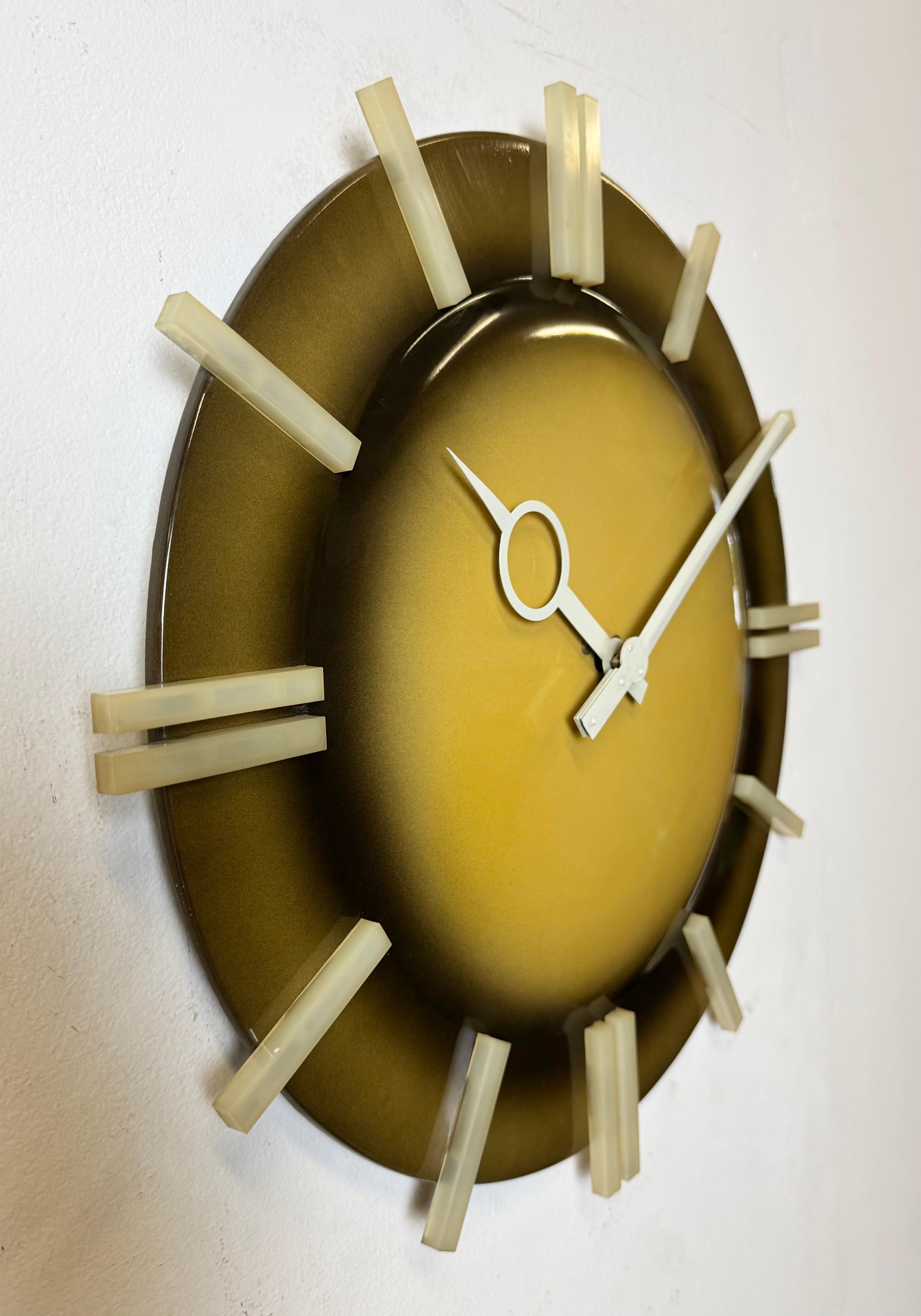 Reloj de pared de oficina industrial de Pragotron, años 70 en Bueno estado para la venta en Kojetice, CZ