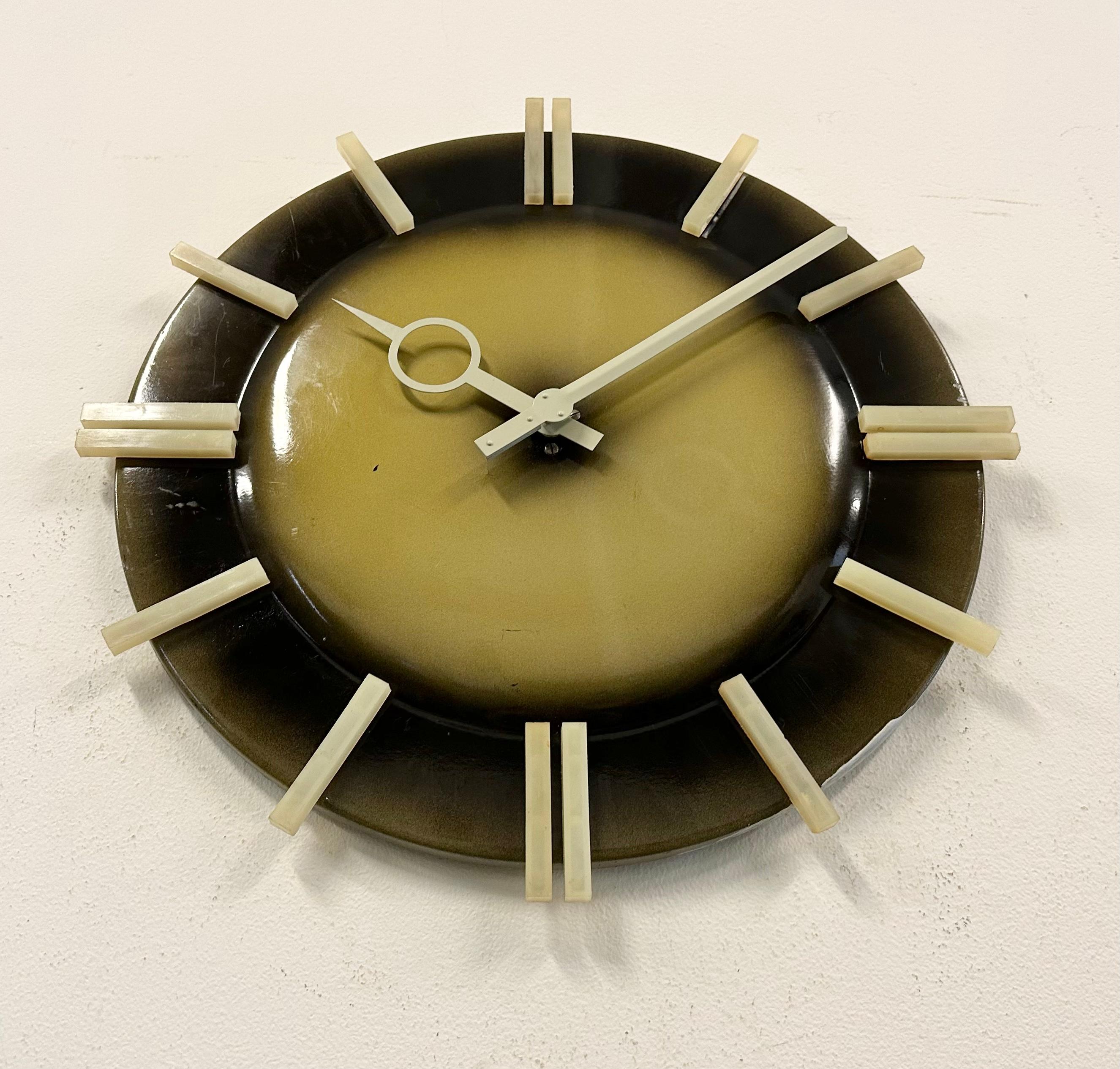 Industrielle Büro-Wanduhr von Pragotron, 1970er-Jahre (Metall) im Angebot