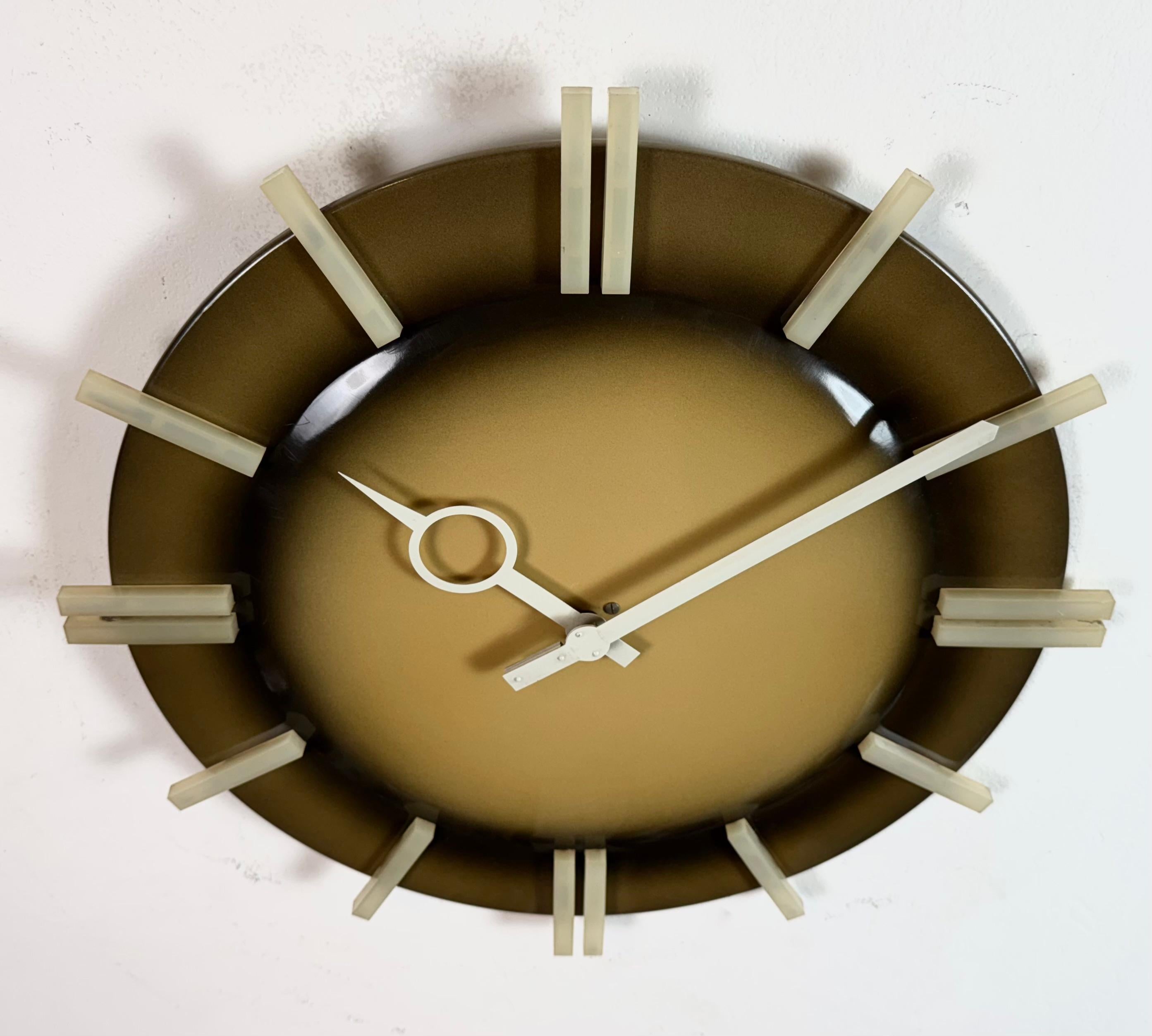 Reloj de pared de oficina industrial de Pragotron, años 70 finales del siglo XX en venta