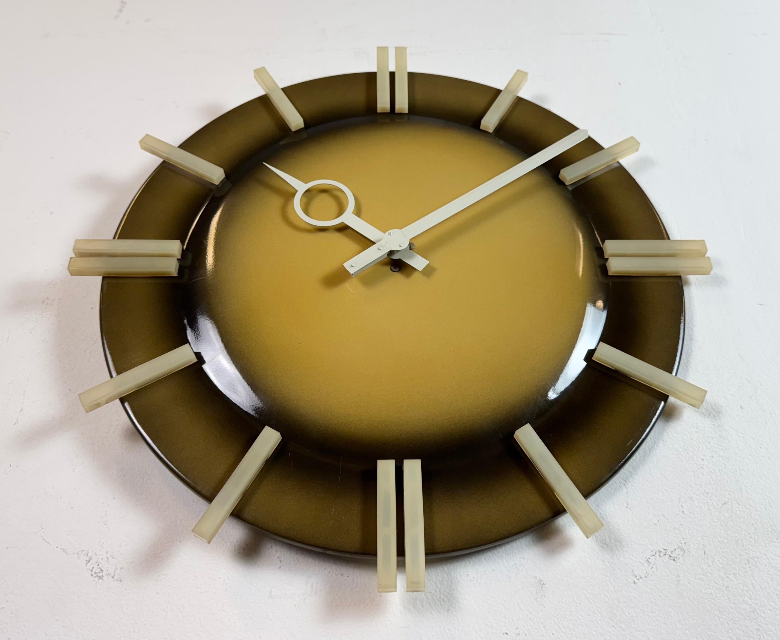 Reloj de pared de oficina industrial de Pragotron, años 70 Metal en venta