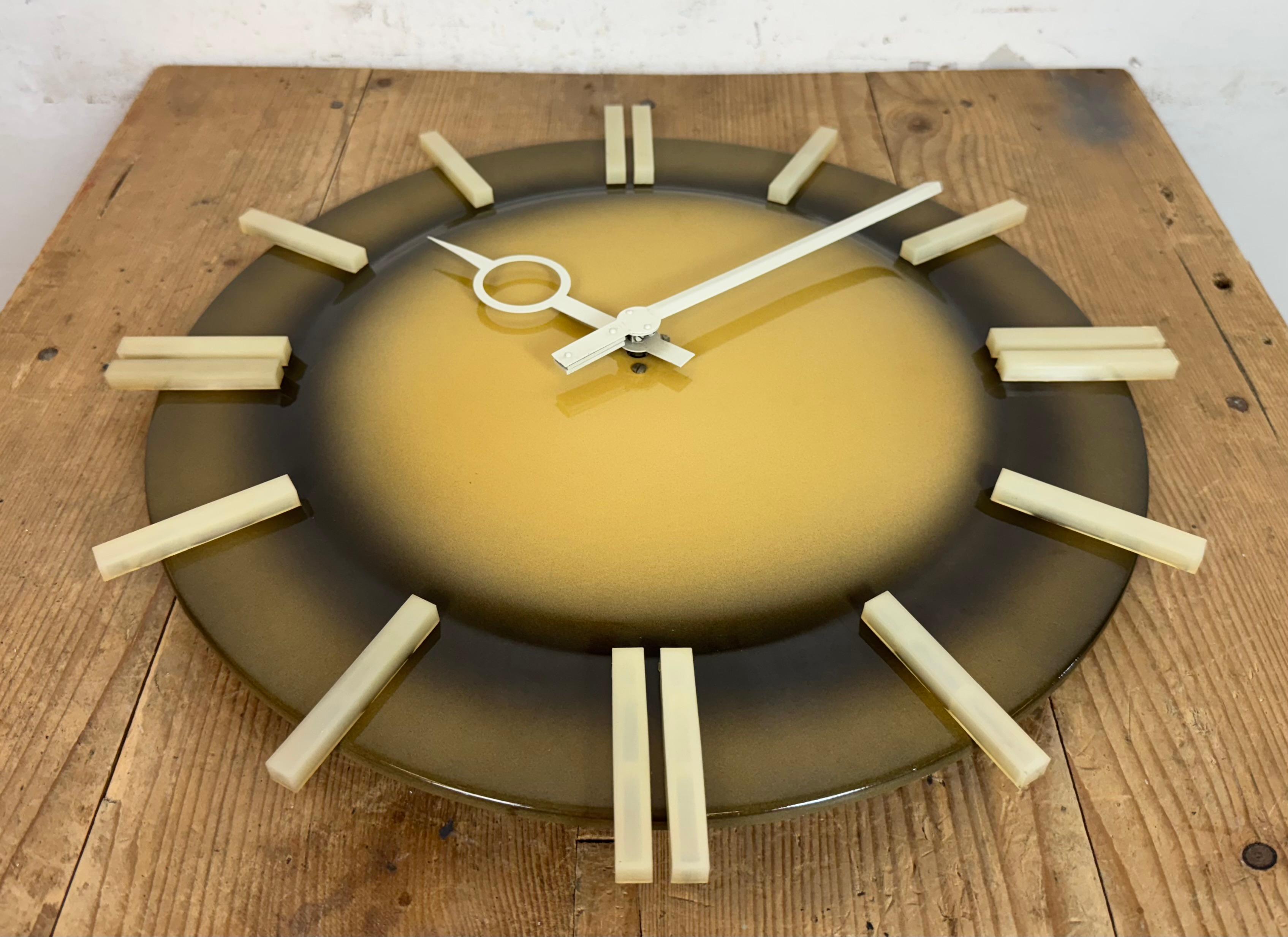 Reloj de pared de oficina industrial de Pragotron, años 70 en venta 1