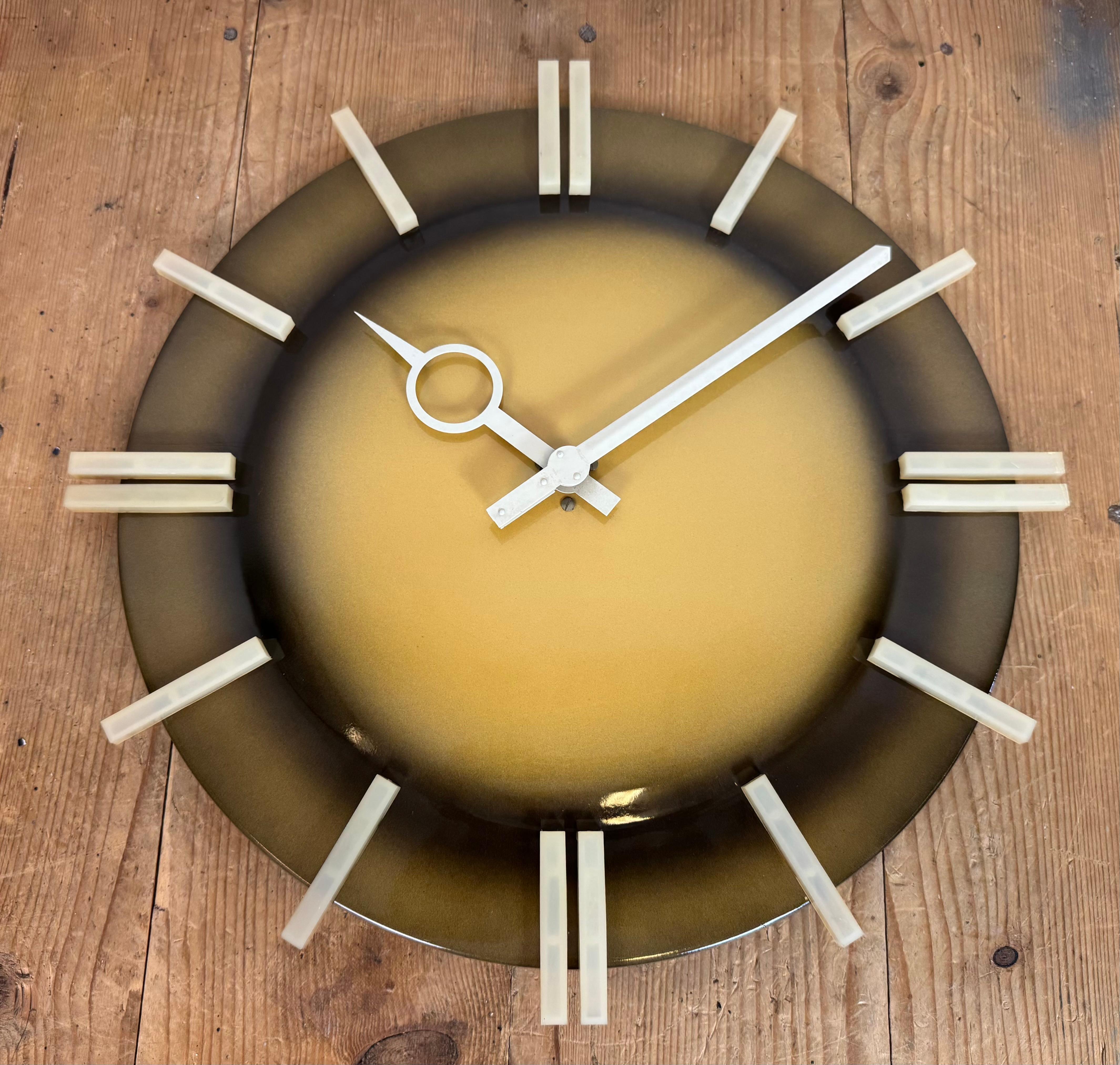 Reloj de pared de oficina industrial de Pragotron, años 70 en venta 2