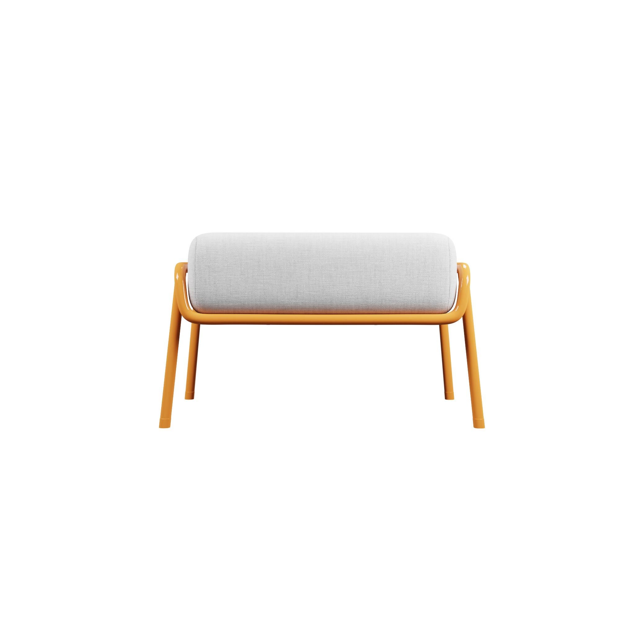 Le pouf DUV est plus qu'un simple meuble, c'est un mélange harmonieux de force industrielle et de beauté naturelle. La structure en fer offre une durabilité et une stabilité exceptionnelles, ce qui en fait un choix fiable pour divers environnements.