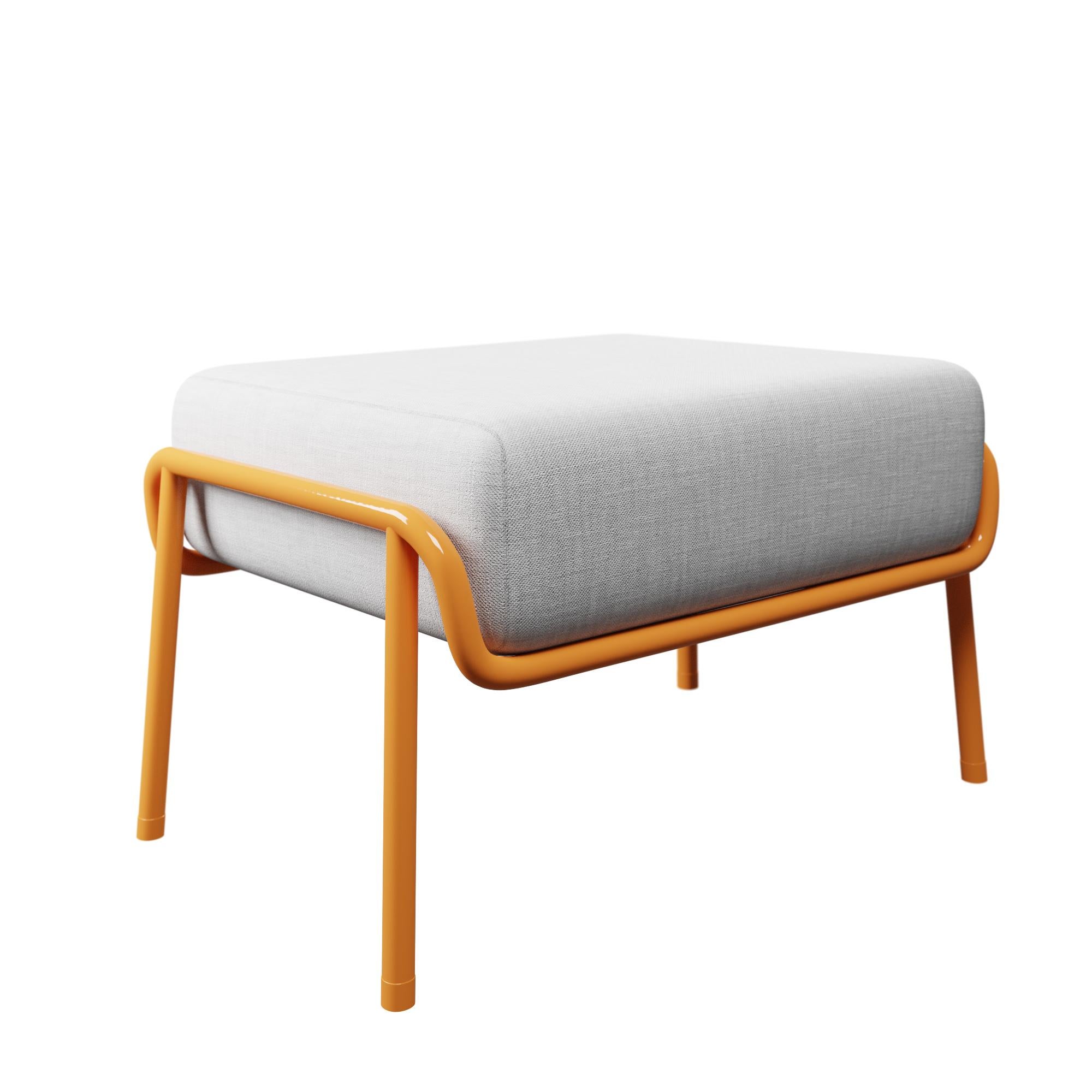 Industriel Ottoman industriel finition orange DUV Tissu crème avec fabrication artisanale Murmurio en vente