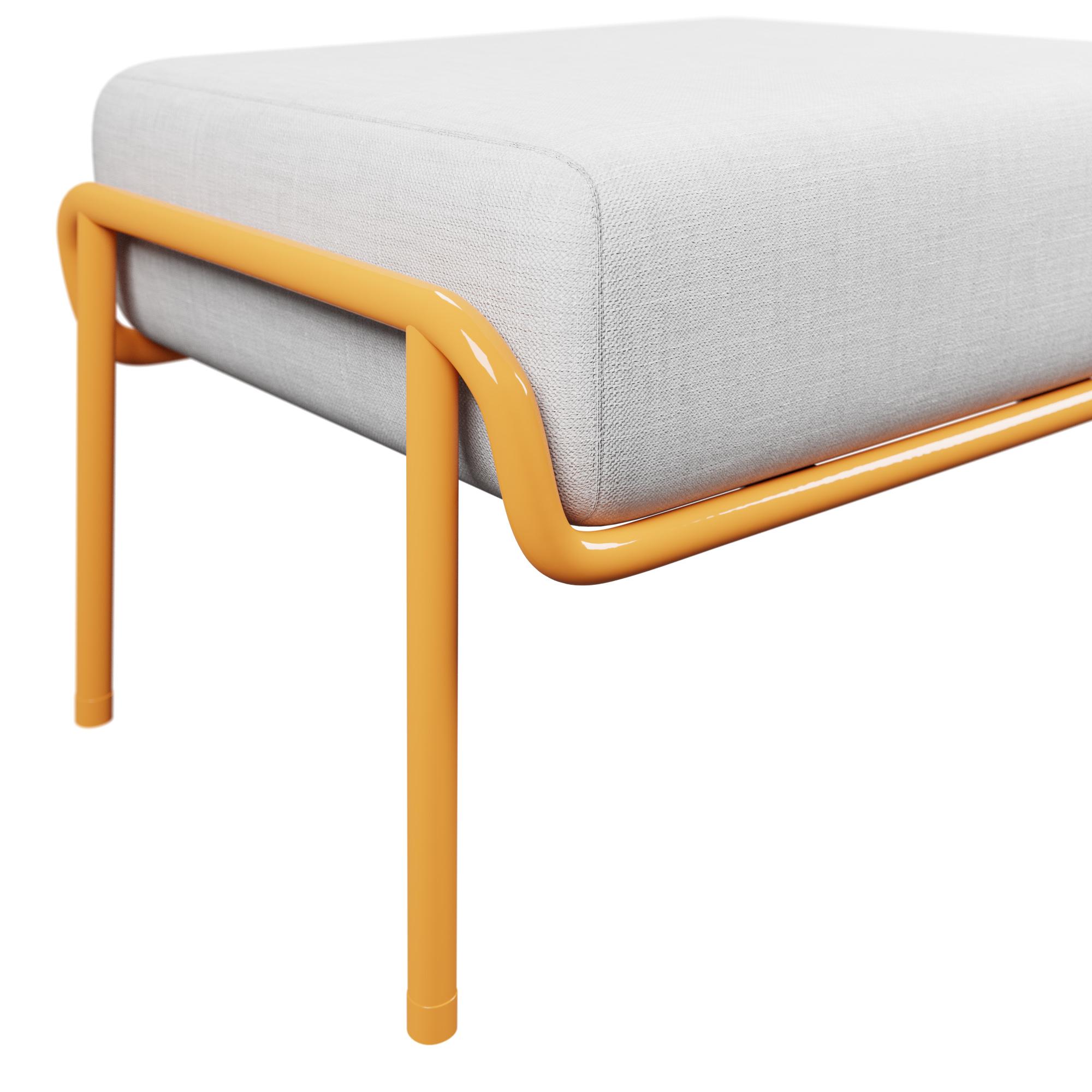 Portugais Ottoman industriel finition orange DUV Tissu crème avec fabrication artisanale Murmurio en vente