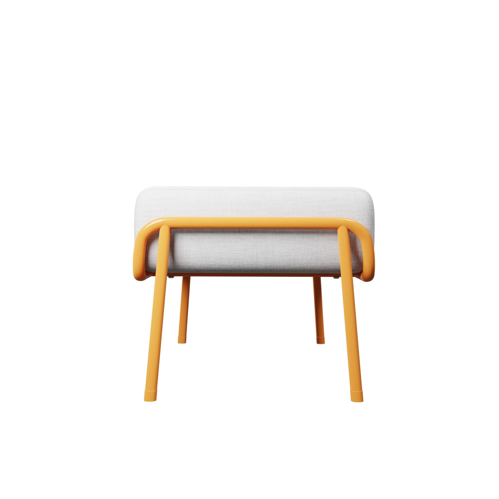 Ottoman industriel finition orange DUV Tissu crème avec fabrication artisanale Murmurio Neuf - En vente à Lordelo, PT