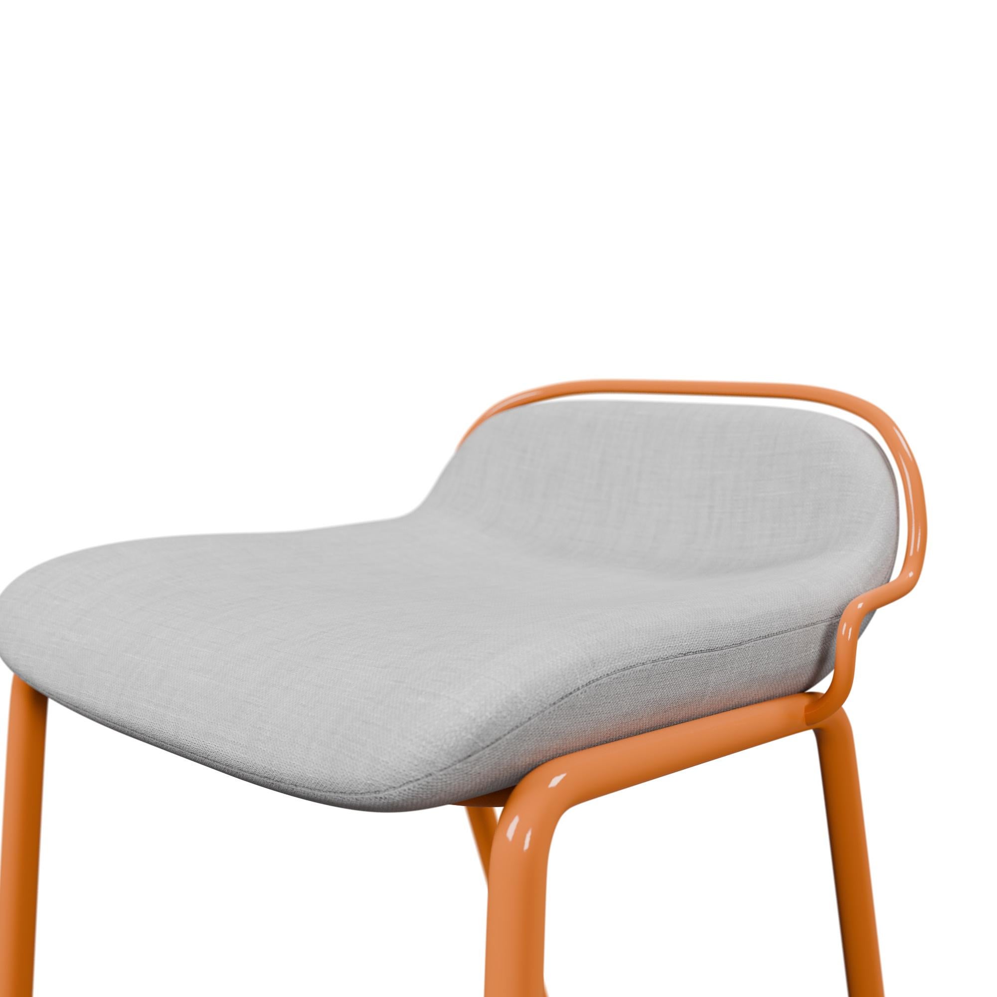 Vimini Sgabello industriale arancione DUV con tessuto crema realizzato a mano da Fabrice in vendita