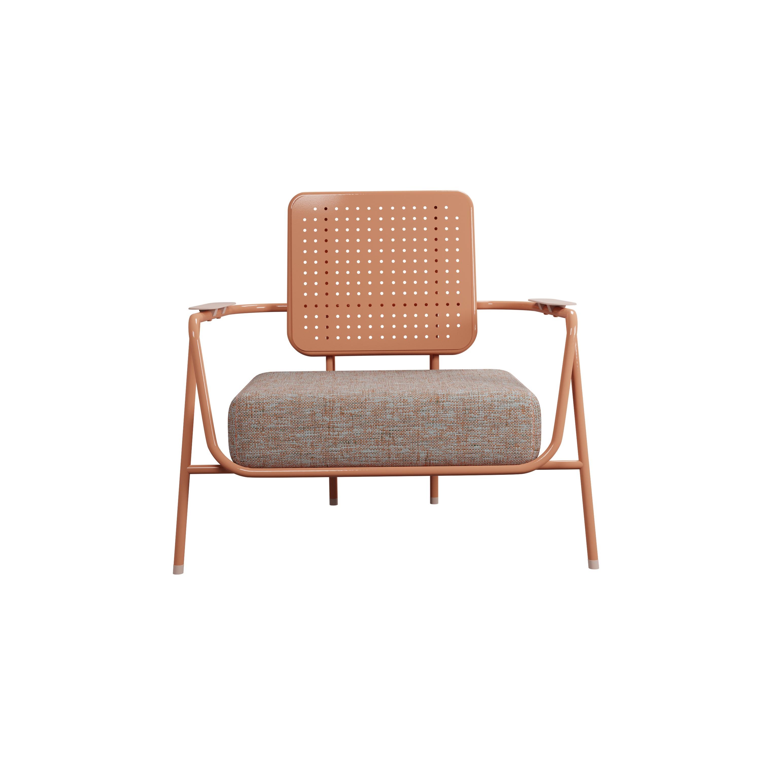 The Murmurio DUV outdoor armchair features a robust iron frame that ensures a stable and secure base. This robust foundation is complemented by a weather-resistant metal plate, which adds a touch of artistic elegance to the armchair’s back. The seat