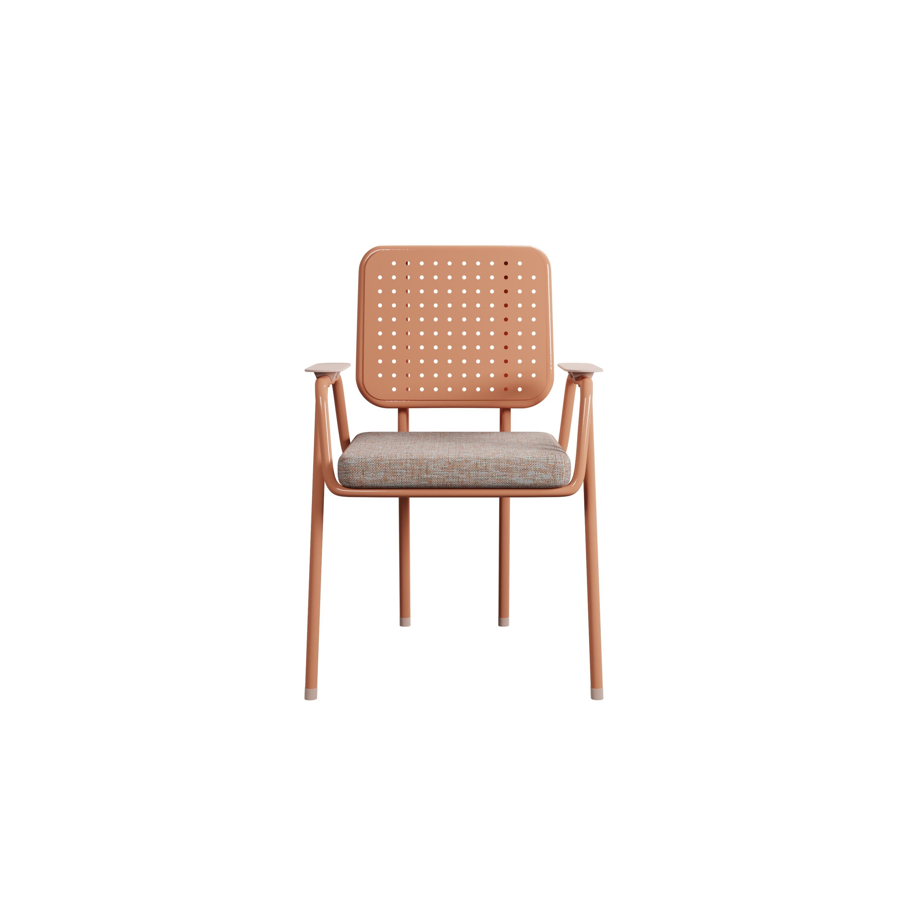 The Murmurio DUV outdoor chair features a robust iron frame that ensures a stable and secure base. This robust foundation is complemented by a weather-resistant metal plate, which adds a touch of artistic elegance to the chair’s back. The seat is