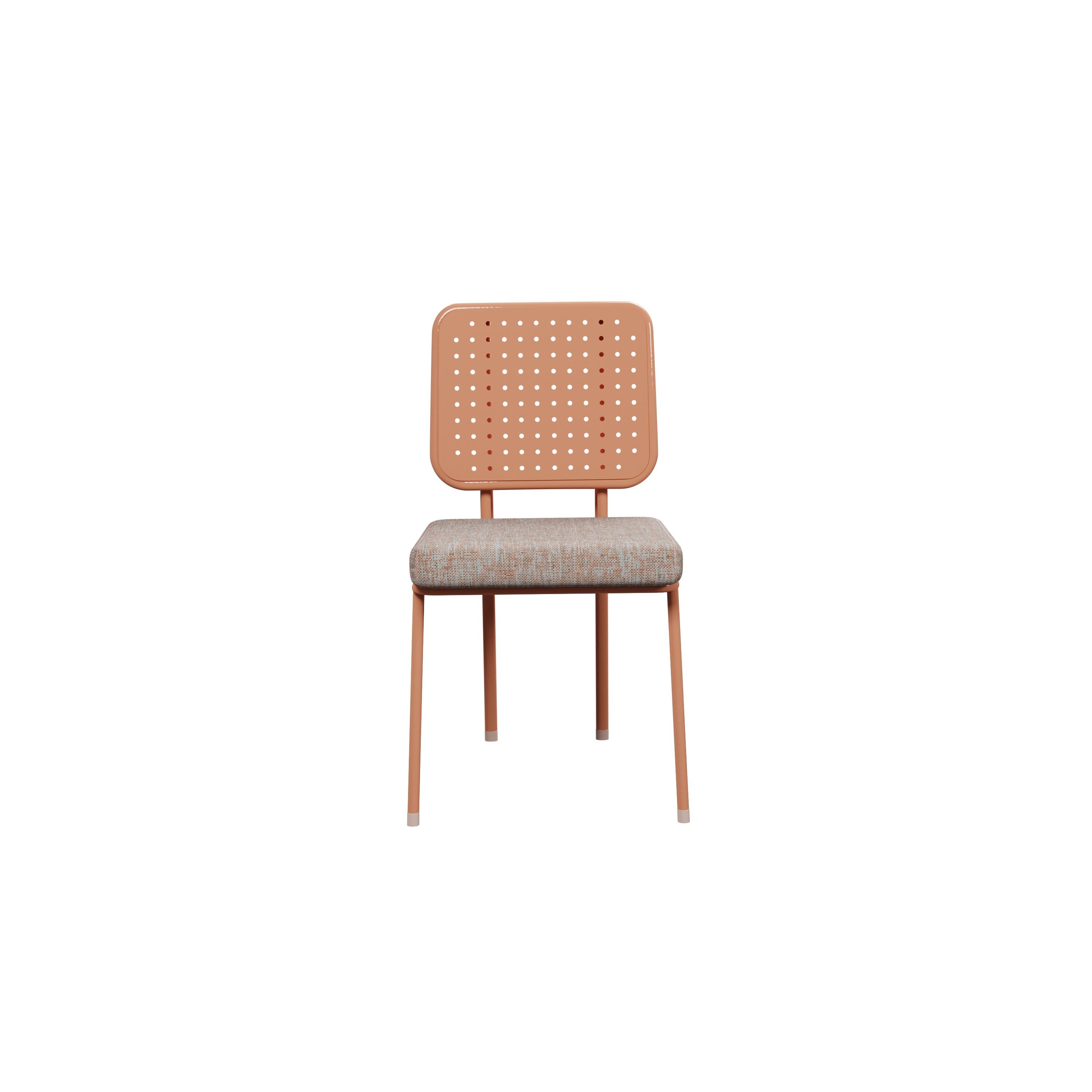 The Murmurio DUV outdoor chair features a robust iron frame that ensures a stable and secure base. This robust foundation is complemented by a weather-resistant metal plate, which adds a touch of artistic elegance to the chair’s back. The seat is