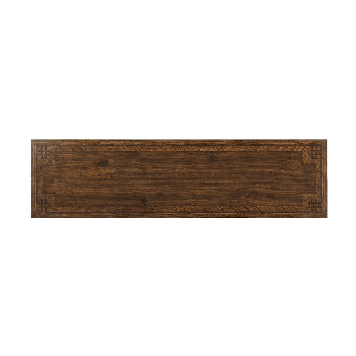 Mit einer rechteckigen, nussbaumfurnierten Intarsienplatte über einem Stahlsockel in Curule-Form.

Abmessungen: 60