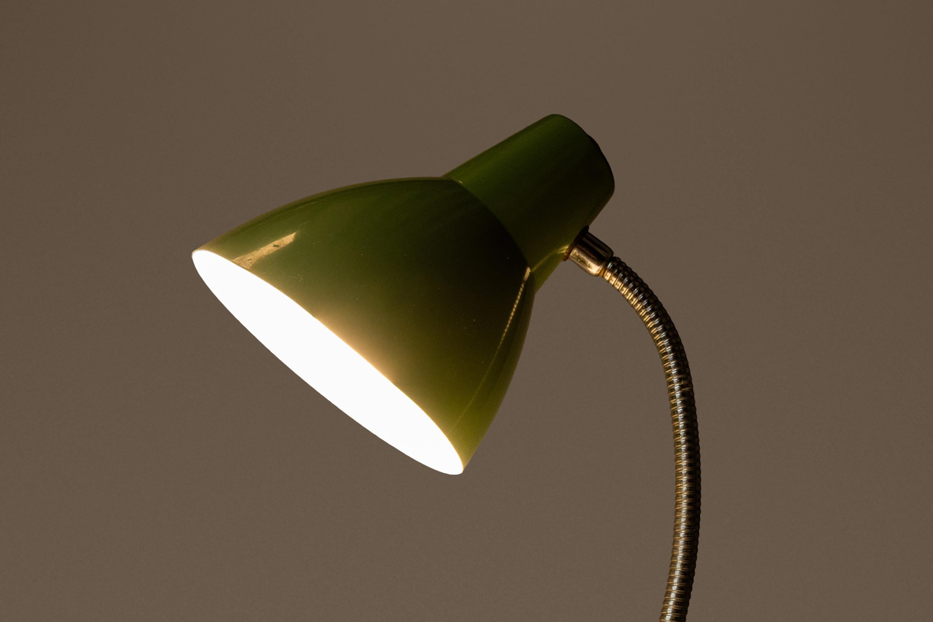 Industrial Patinaed Adjustable Height Desk Table Lamp in Army Green, c. 1960s For Sale 3