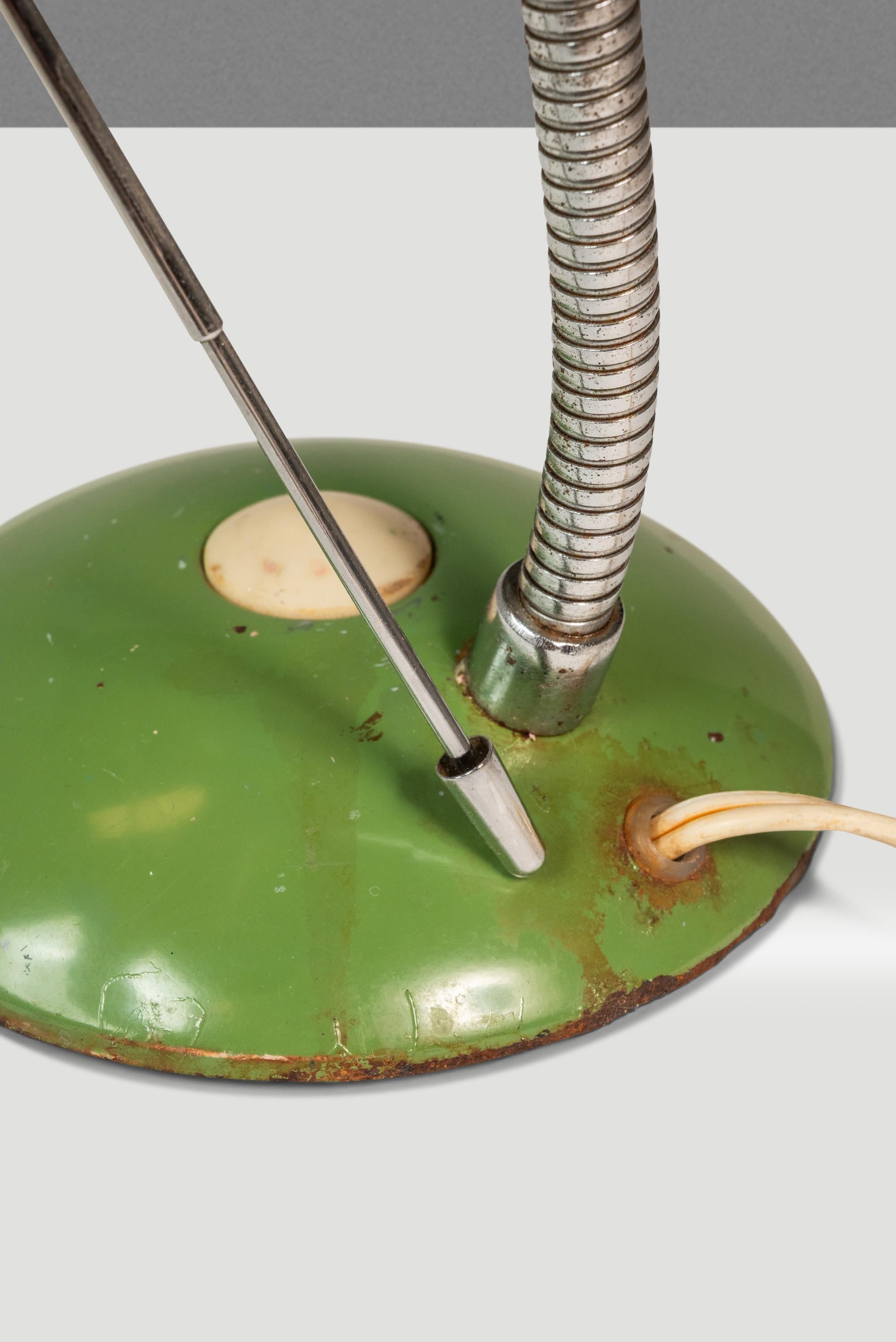 Industrial Patinaed Adjustable Height Desk Table Lamp in Army Green, c. 1960s For Sale 7