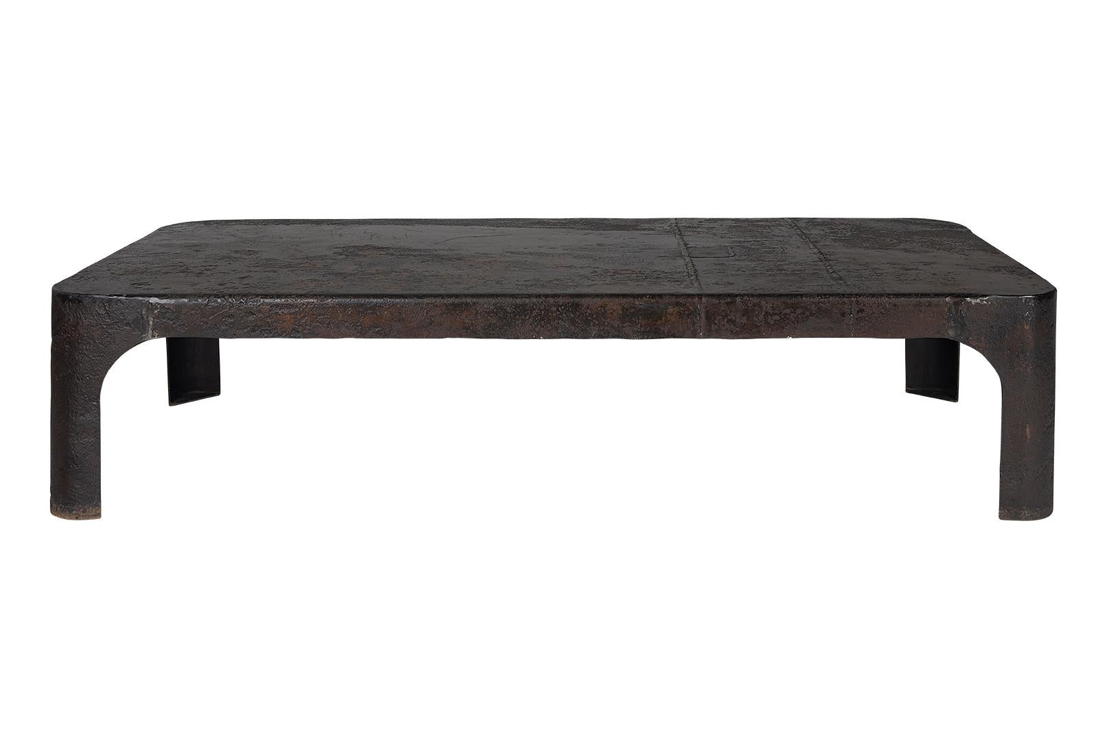 Als Teil der einzigartigen Le Monde-Kollektion von Brendan Bass verkörpert dieser Couchtisch aus globaler Produktion seltene Handwerkskunst und zeitloses Design. Die Collection'S Le Monde umfasst antike französische Beistelltische, rustikale