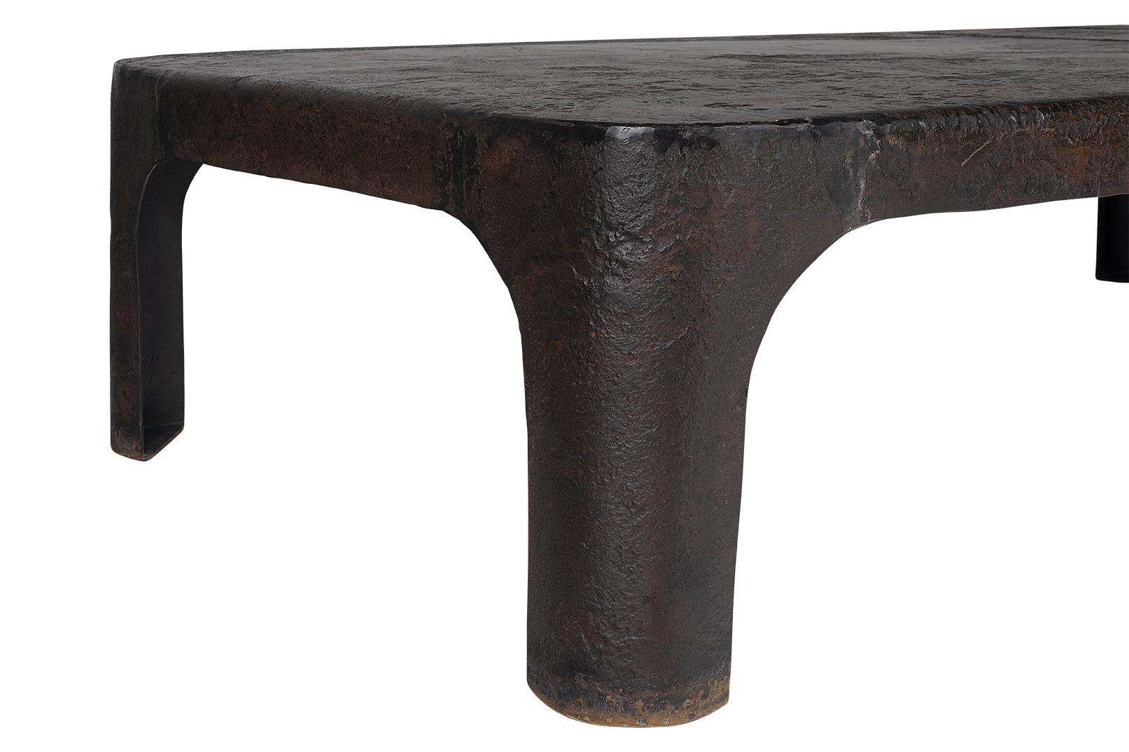Industrieller Couchtisch aus patiniertem Stahl im Angebot 2